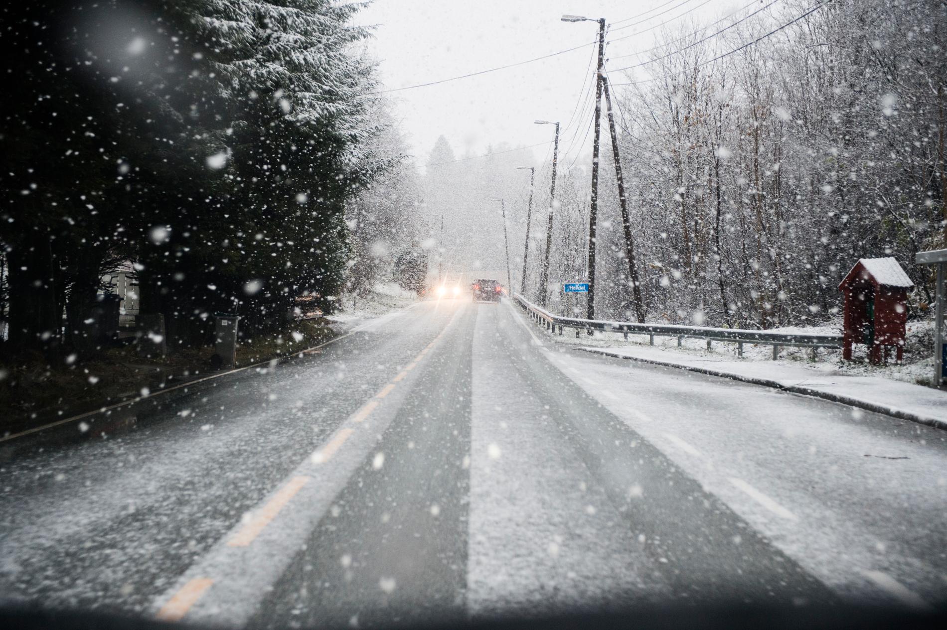 GLATT: Snøfallet skapte en del problemer i trafikken. 