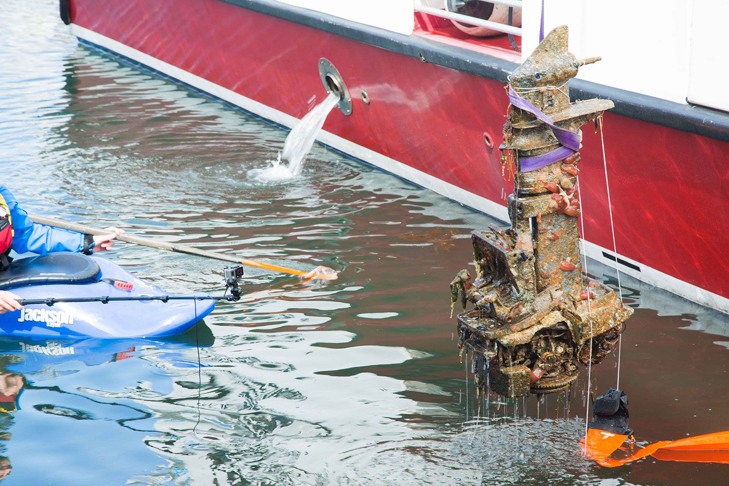 En båtmotor ble også hentet opp fra sjøbunnen