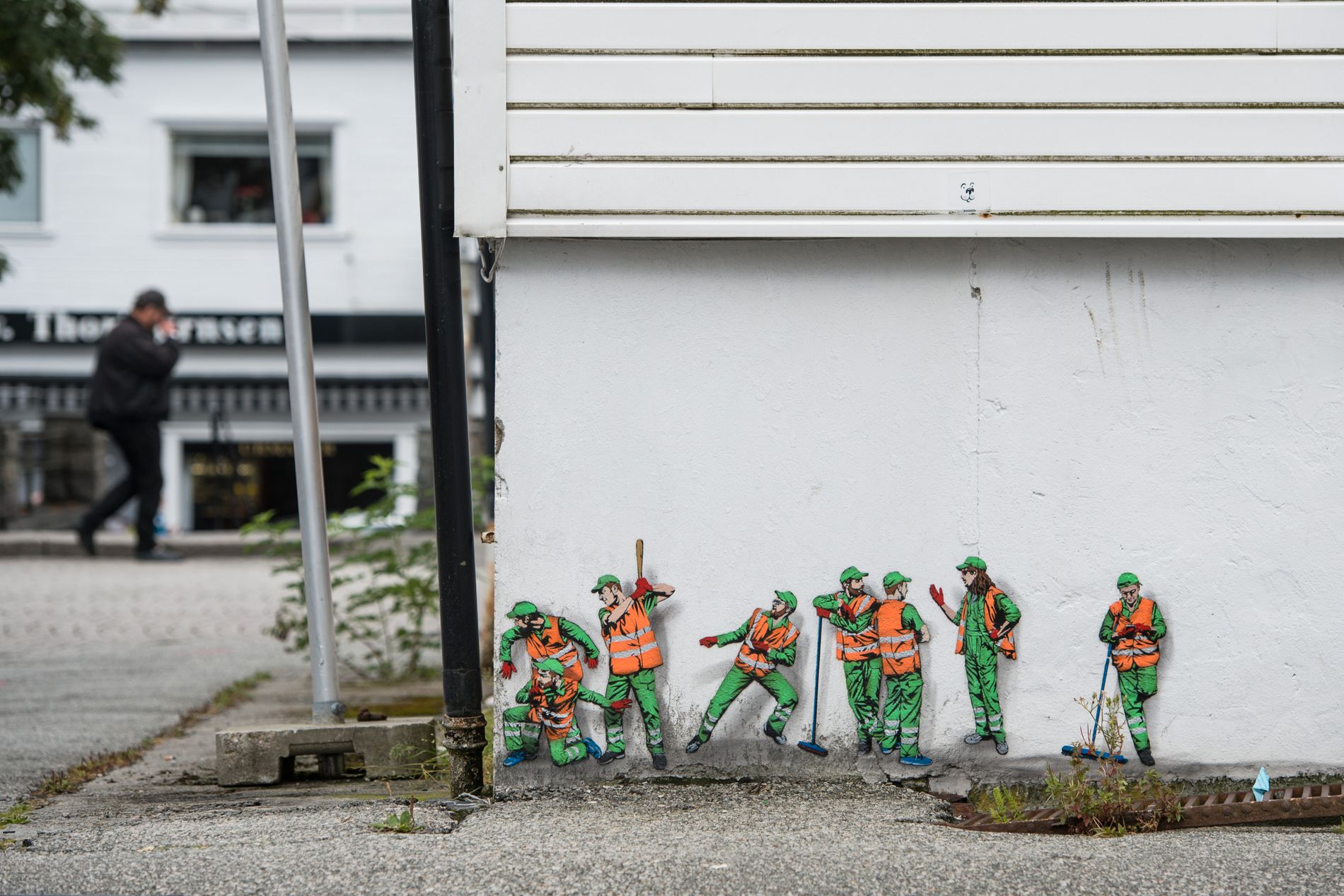 Hverdagshelter inspirerer den belgiske kunstneren Jaune, som selv har bakgrunn som søppeltømmer. Her fra et annet verk han laget tilbake i 2016 ved krysset Kongsteinsgata/Nedre Dalgate på Storhaug. 