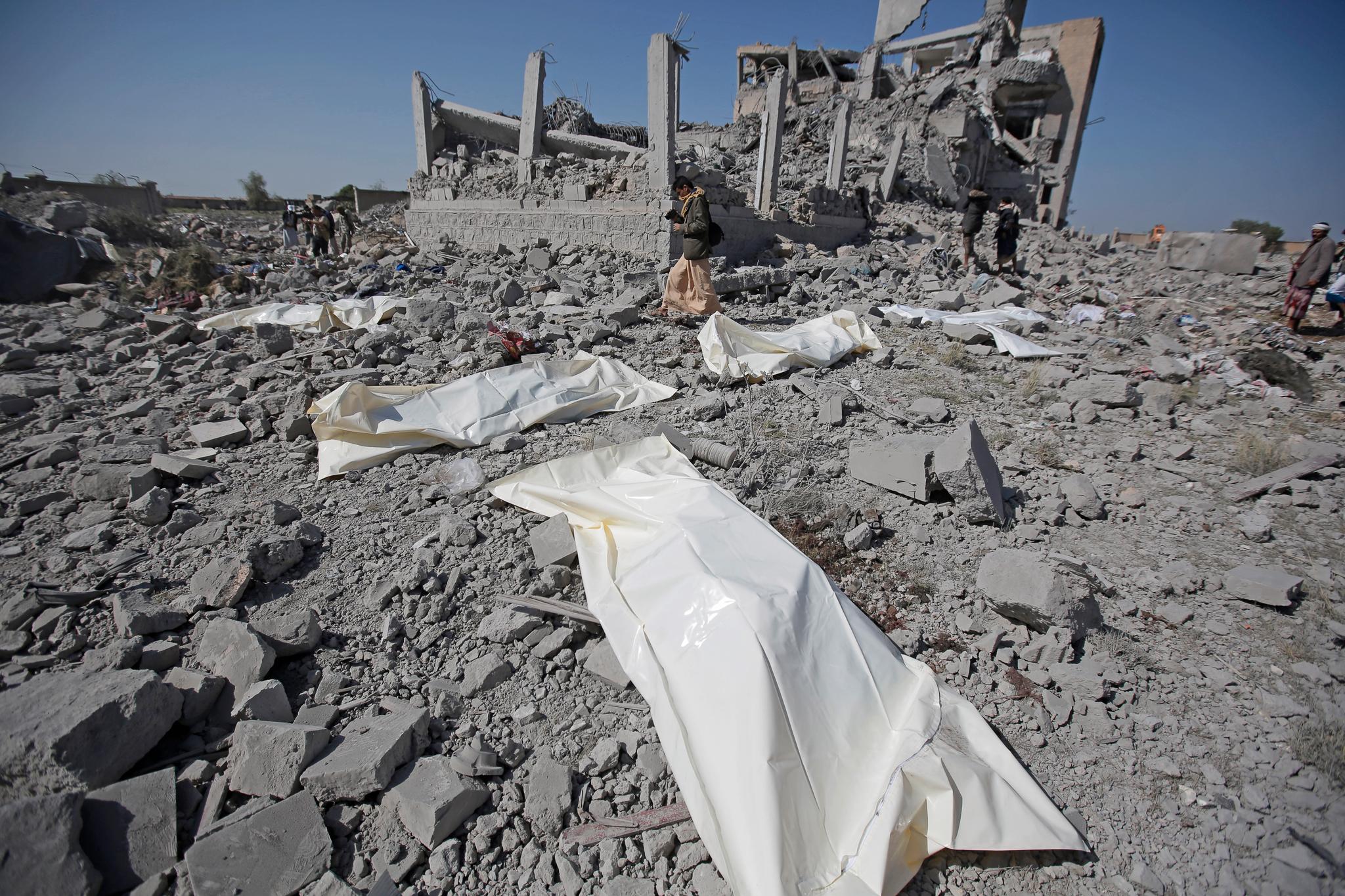 Saudi-Arabia hevder fengselet som ble bombet i Dhamar i Jemen søndag, var et legitimt militært mål. Rundt 130 innsatte ble trolig drept i angrepet. Foto: AP / NTB scanpix