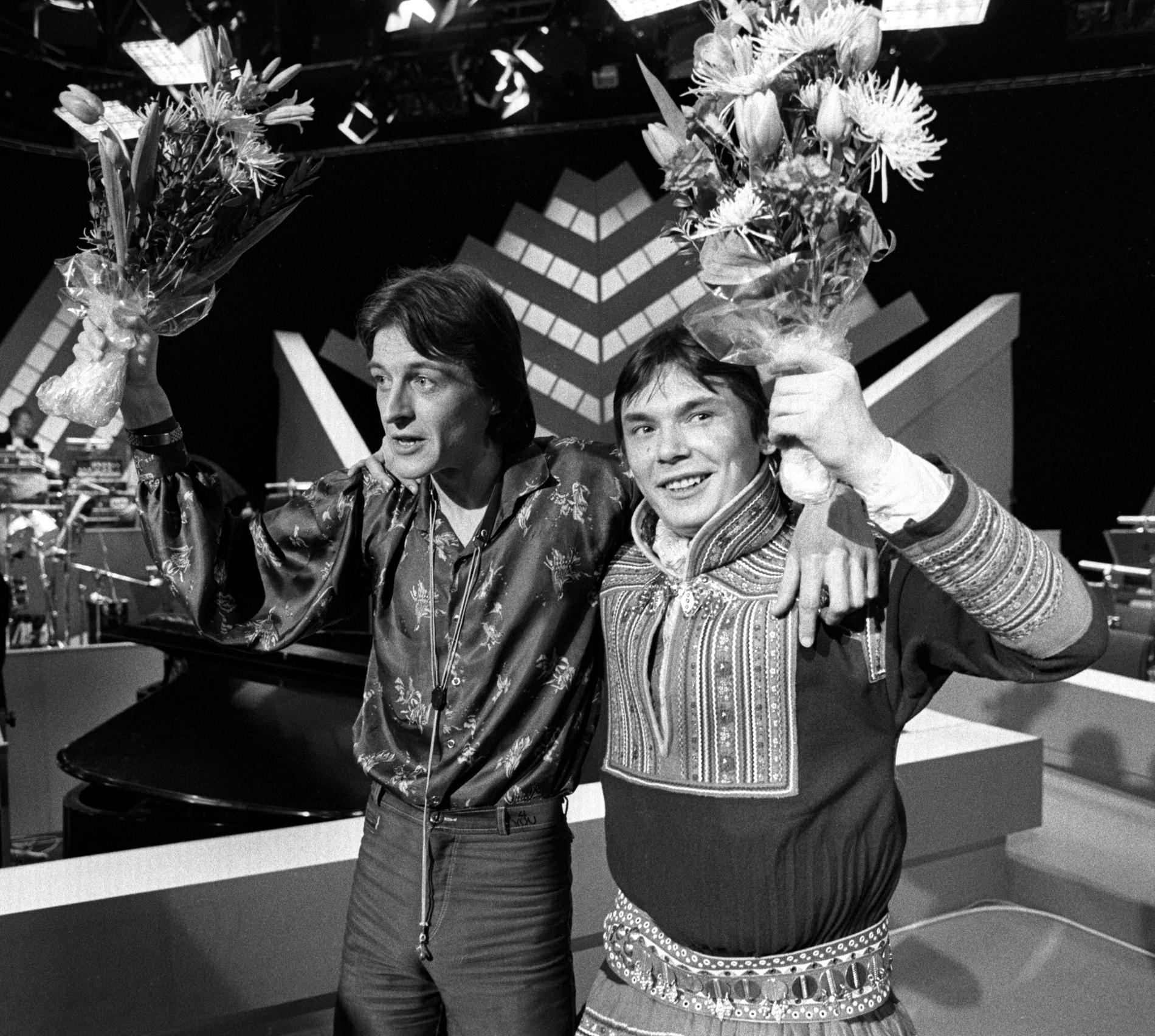 VINNERE: «Samiid Ædnan» var Norges bidrag i Melodi Grand Prix i 1980. Her er Sverre Kjelsberg og Mattis Hætta på scenen.