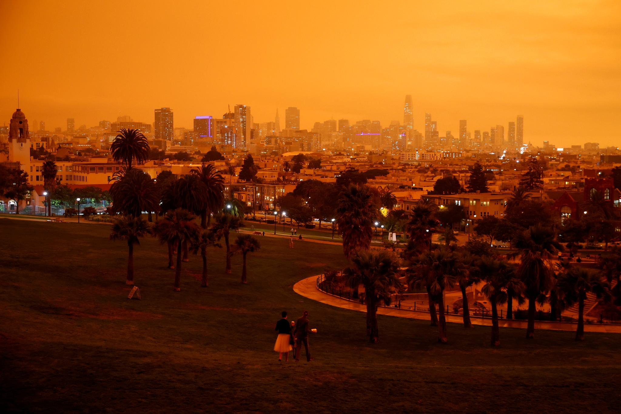San Franscisco har vært innhyllet i røyk de siste dagene. Det har gitt et særpreget oransje lys i byen.