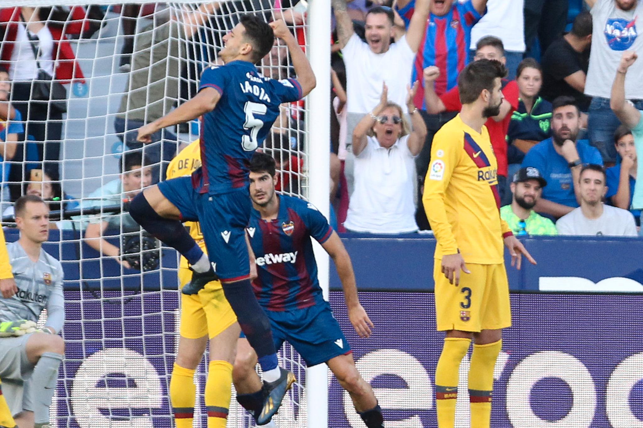 Nemanja Radoja jubler etter å ha gitt Levante 3-1-ledelse over Barcelona lørdag. Det var hjemmelagets tredje mål på syv minutter som ble tunge for gjestene. 