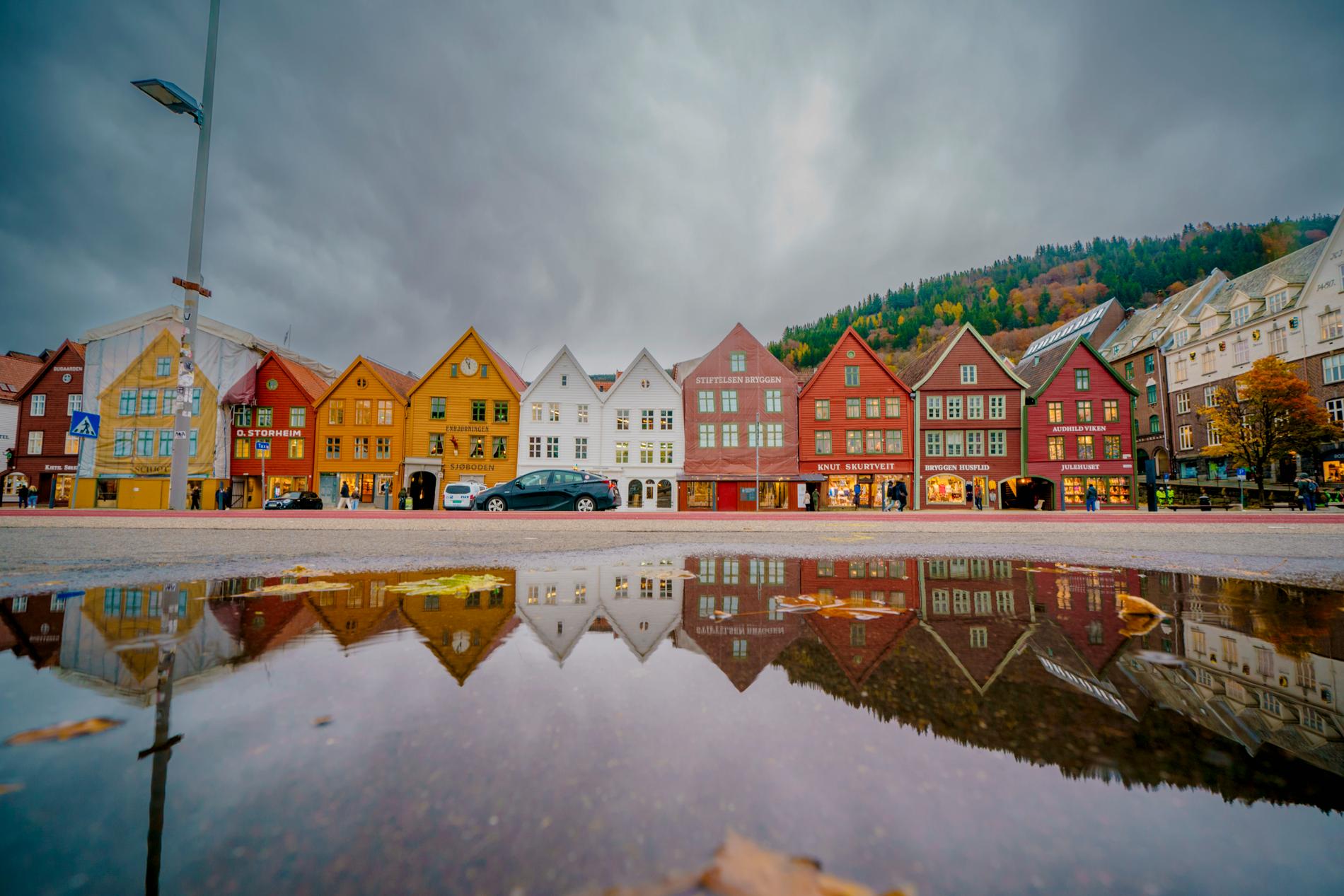 Havnivået stiger raskest langs kysten på blant annet Vestlandet, ifølge rapporten. Her er Bryggen i Bergen. 