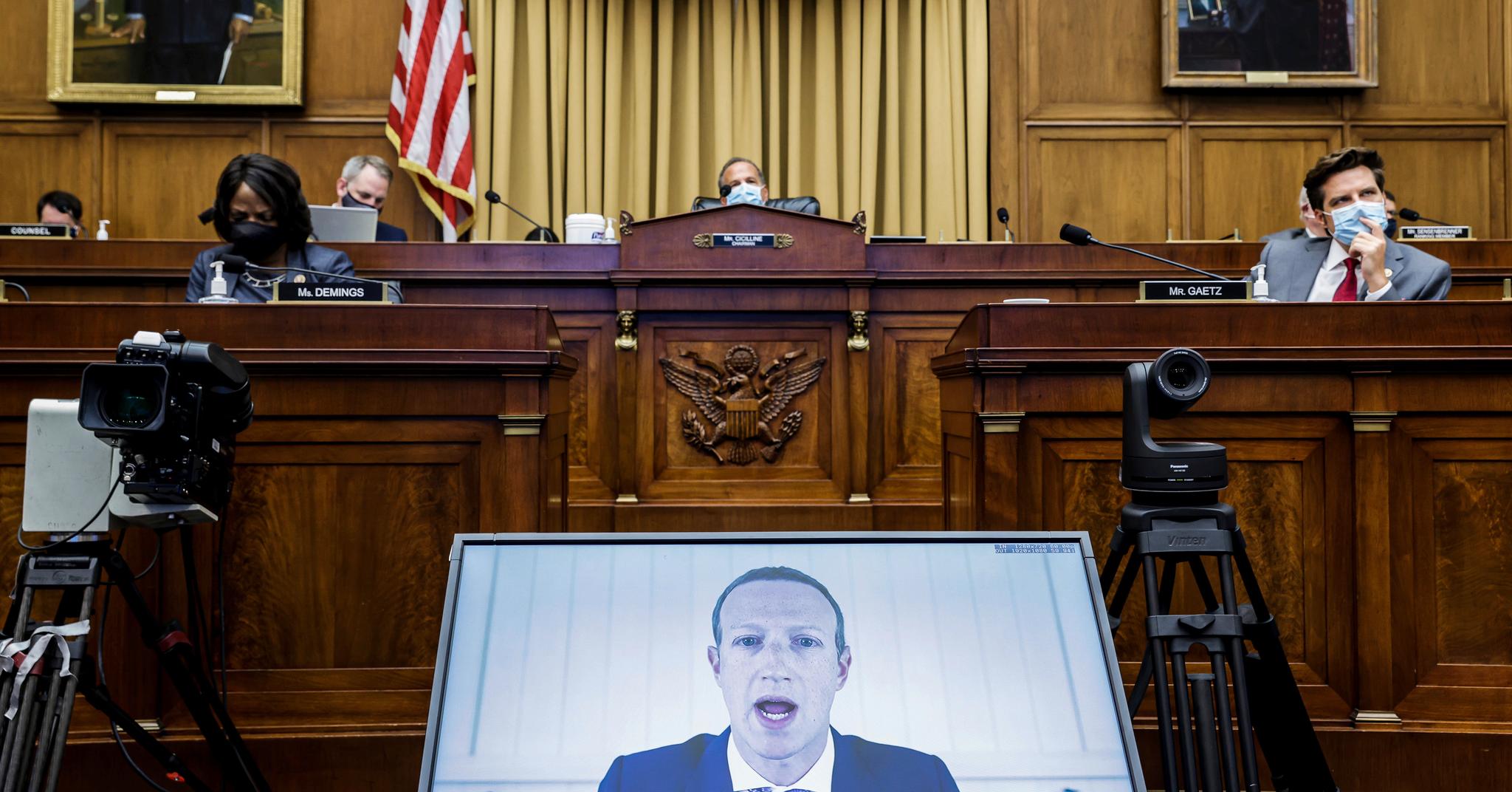 Facebook må møte i retten. De er saksøkt for å forsterke sin egen monopolmakt. Her svarer Mark Zuckerberg på kritiske spørsmål foran kongressen i sommer.