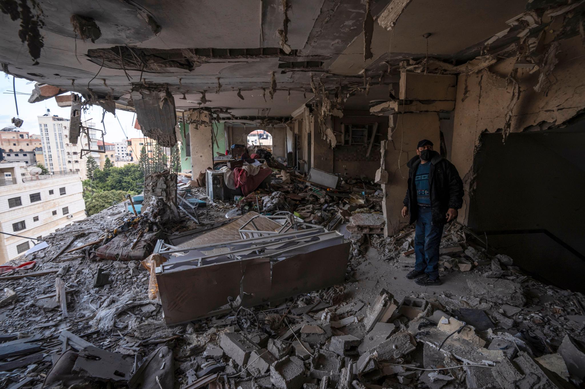 En palestinsk mann ser på skadene etter tirsdagens israelske angrep mot en boligblokk i Gaza by. 