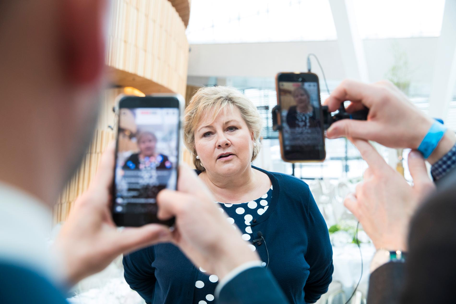  Statsminister Erna Solberg (H) snakker til sine følgere live på Facebook i mai tidligere i år. Sosiale medier er et viktig hjelpemiddel for politikerne, særlig under valgkampen.