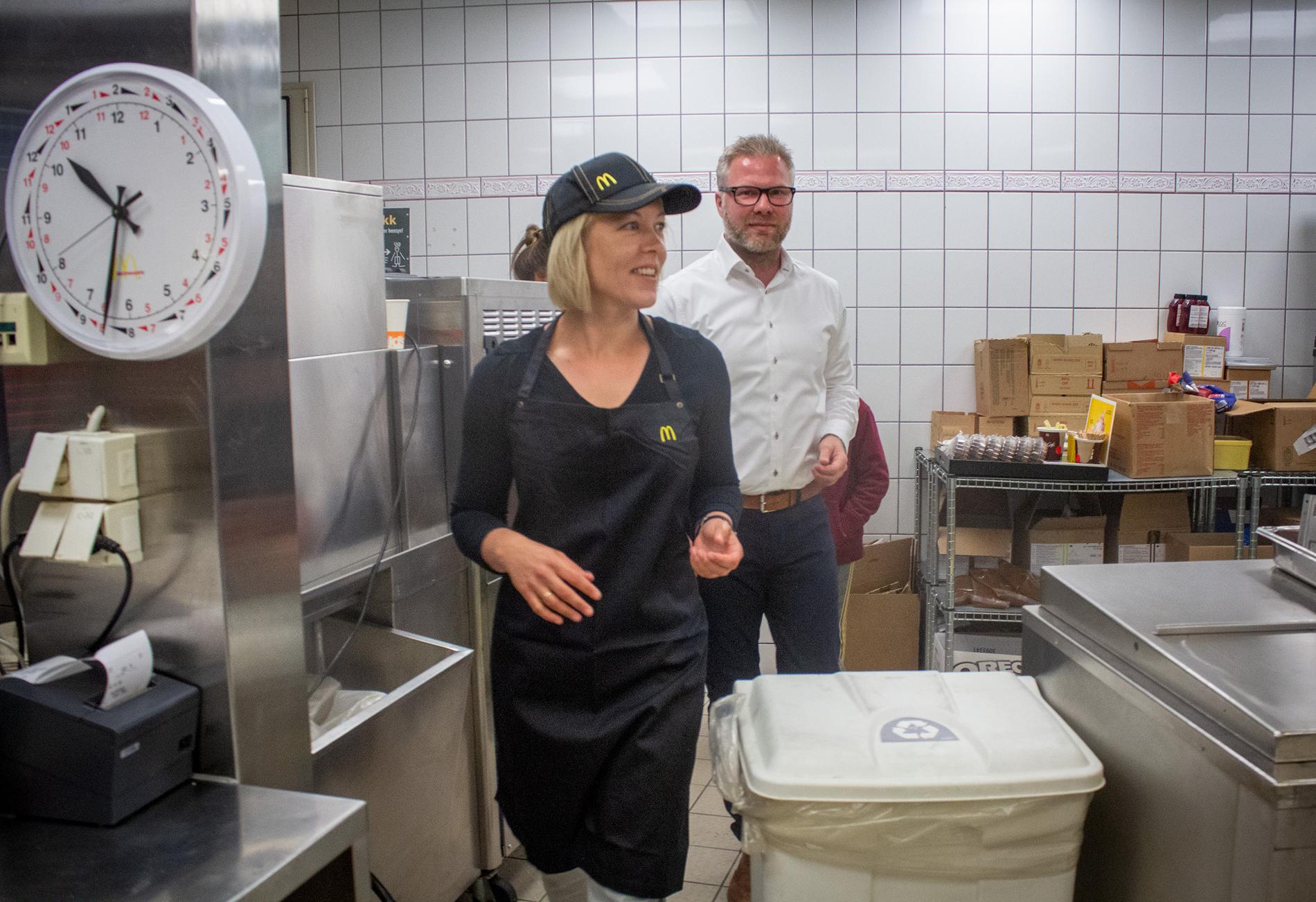 Fylkesordfører Marianne Chesak (Ap) hadde sin første sommerjobb på McDonald’s for 28 år siden. Mandag hentet hun opp igjen gamle kunstner på kjøkkenet i Stavanger sentrum. Bak er McDonald’s-eier Ronny Sigbjørnsen. 