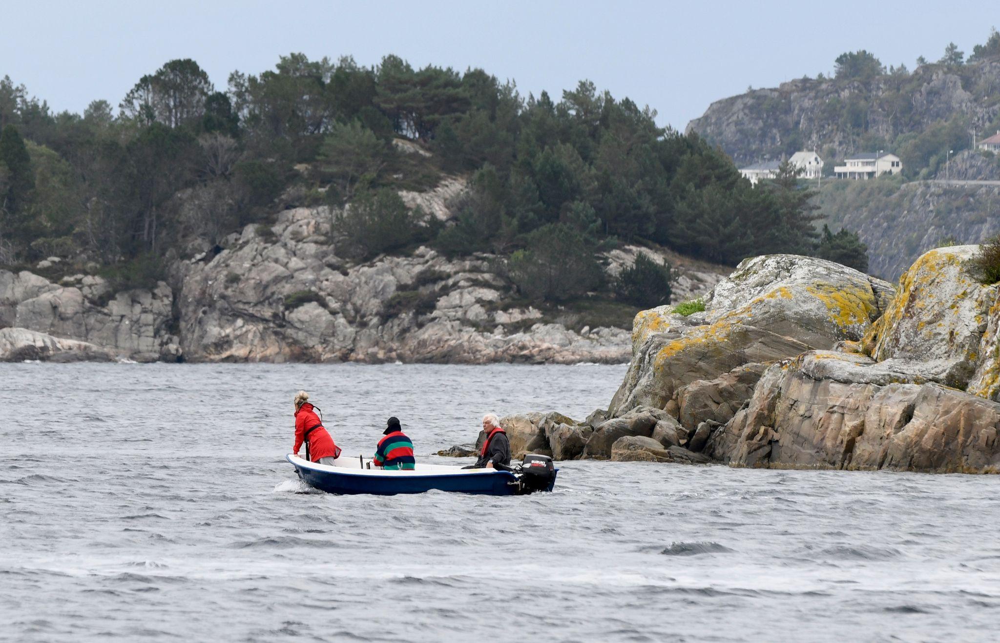  Flere frivillige deltar i søket etter mannen som falt i sjøen i Hjeltefjorden. 