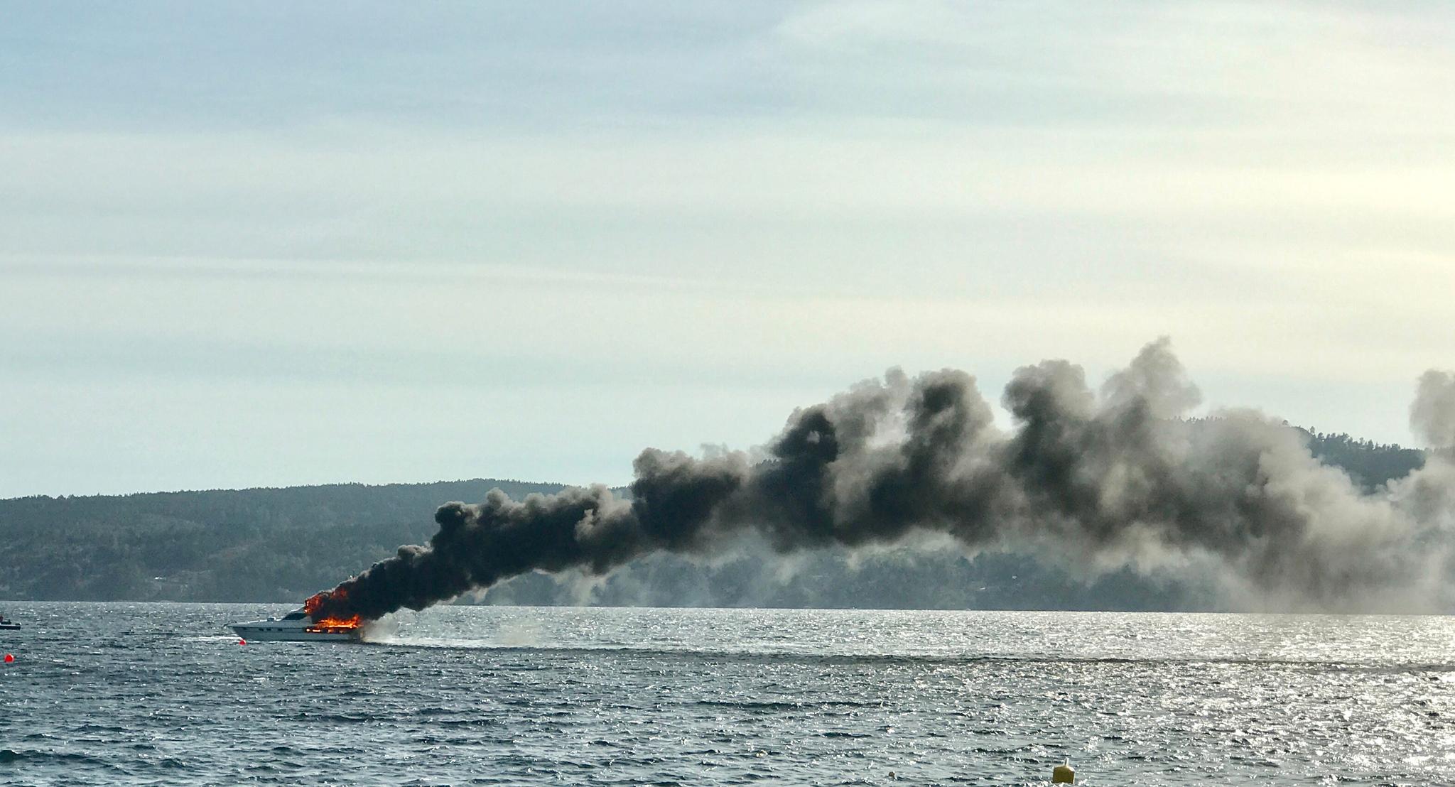 Svart røyk fosset fra den brennende båten.