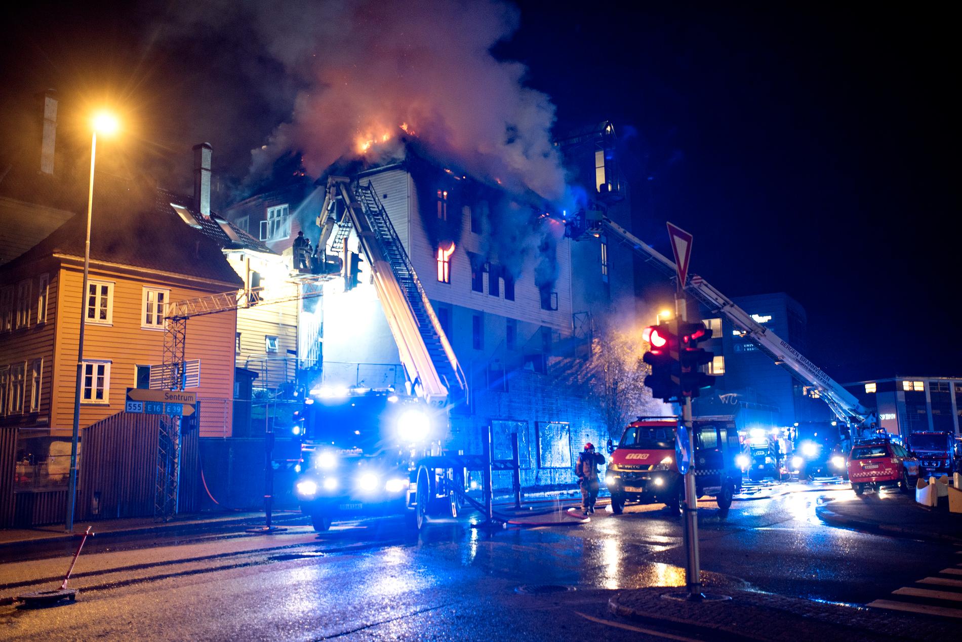 TOTALSKADD: Brannvesenet klarte ikke redde de to husene som brant.