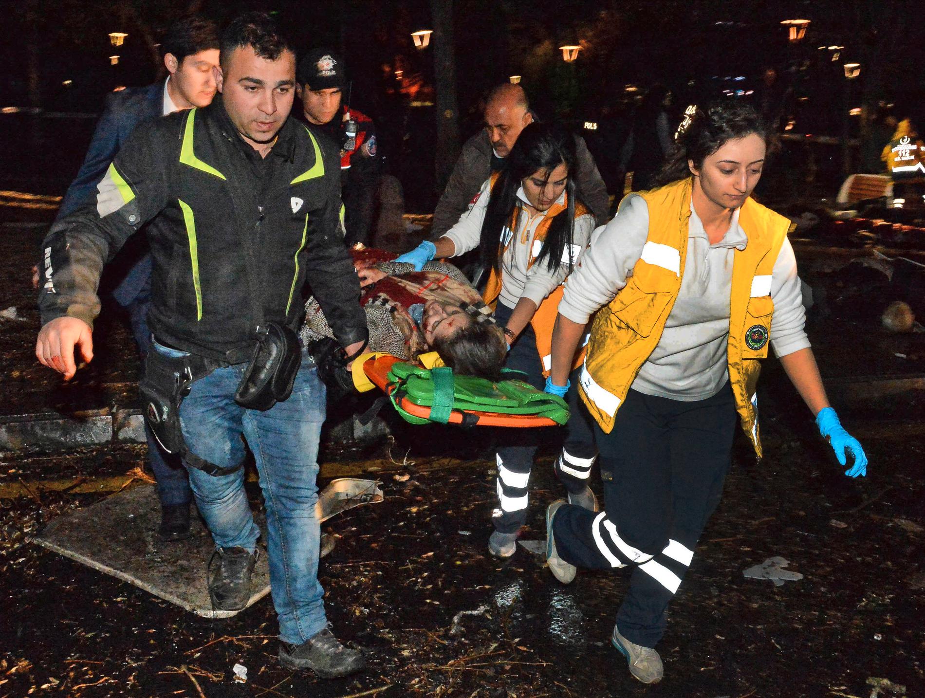 SÅRET: En av de sårede blir båret vekk fra åstedet i sentrum av Ankara søndag kveld. 