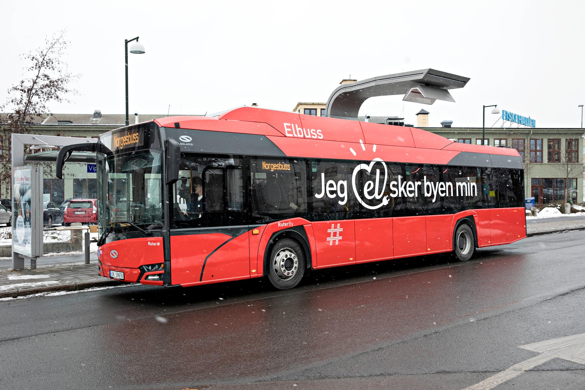Dette er én av totalt seks elbusser som er under utprøving i Oslo i øyeblikket. De neste årene vil det trolig bli et vanlig syn i bybildet.