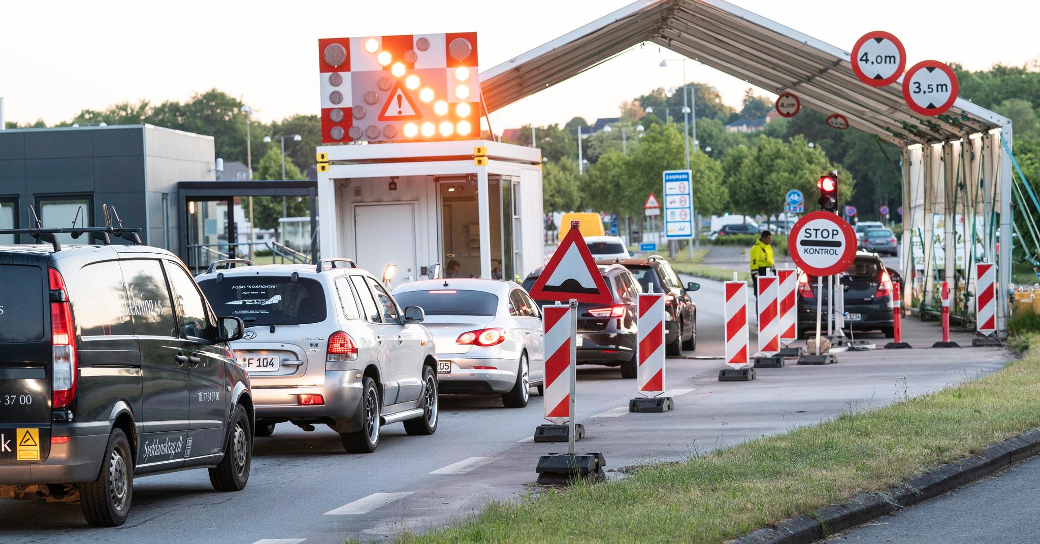 Biler i kø på grensen mellom Danmark og Tyskland etter at Danmark gjenåpnet grensene mandag 15. juni. 