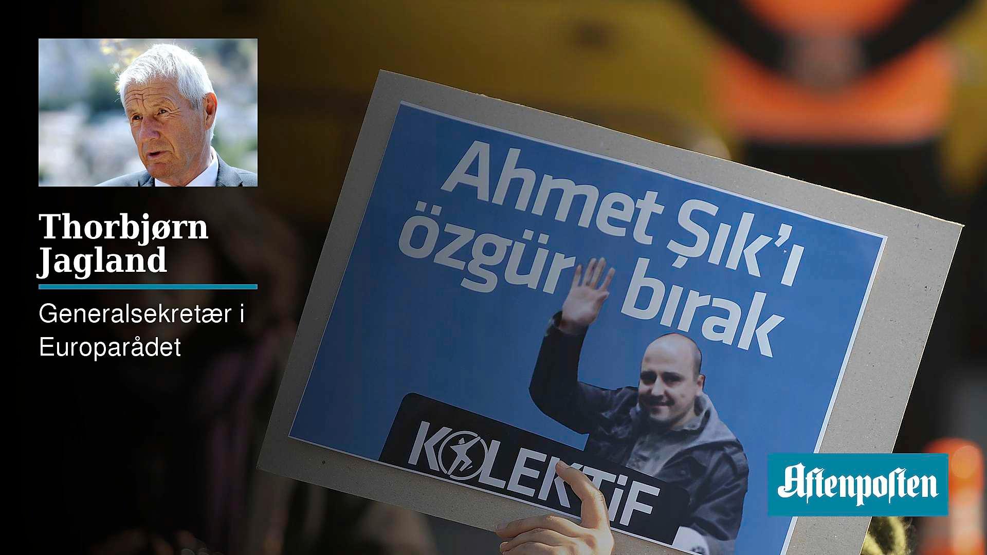 Journalistene Nadim Sener og Acmet Sik ble holdt i varetekt uten beviselig grunn, noe som vekket stor oppsikt også i Norge. Her protesterer Siks kolleger utenfor et rettslokale i Istanbul i 2011.