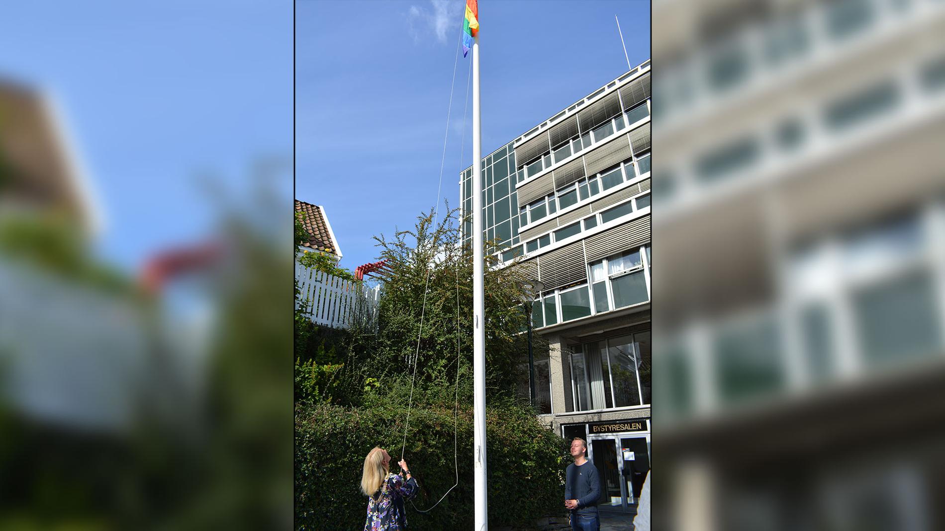 Her heiser de regnbueflagget på Stavanger Rådhus for første gang.