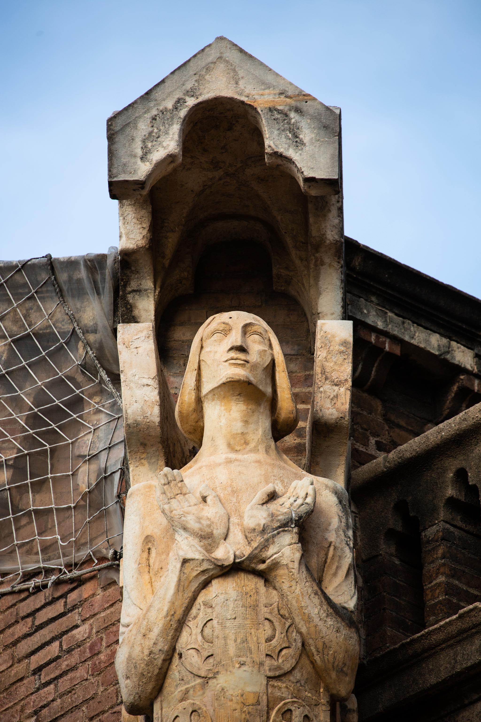 Katalansk modernisme utspilte seg parallelt med art deco og jugendstil. Her er en statue fra Hospital de Sant Pau. 