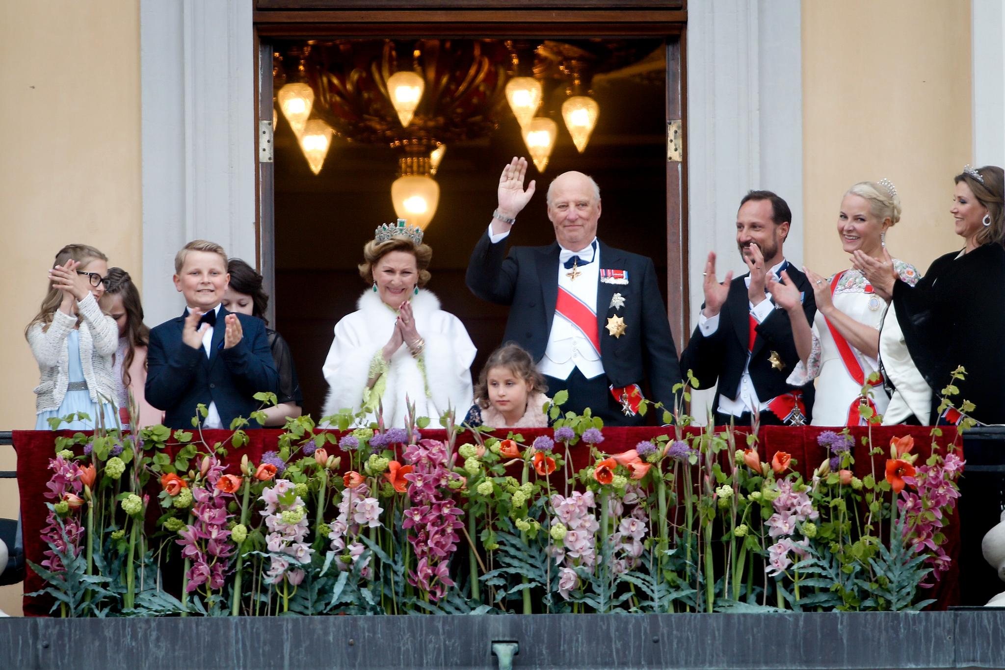 Kongeparet hilste folket fra Slottsbalkongen tirsdag ettermiddag. Festen fortsetter onsdag, med blant annet en stor middag i Operaen.