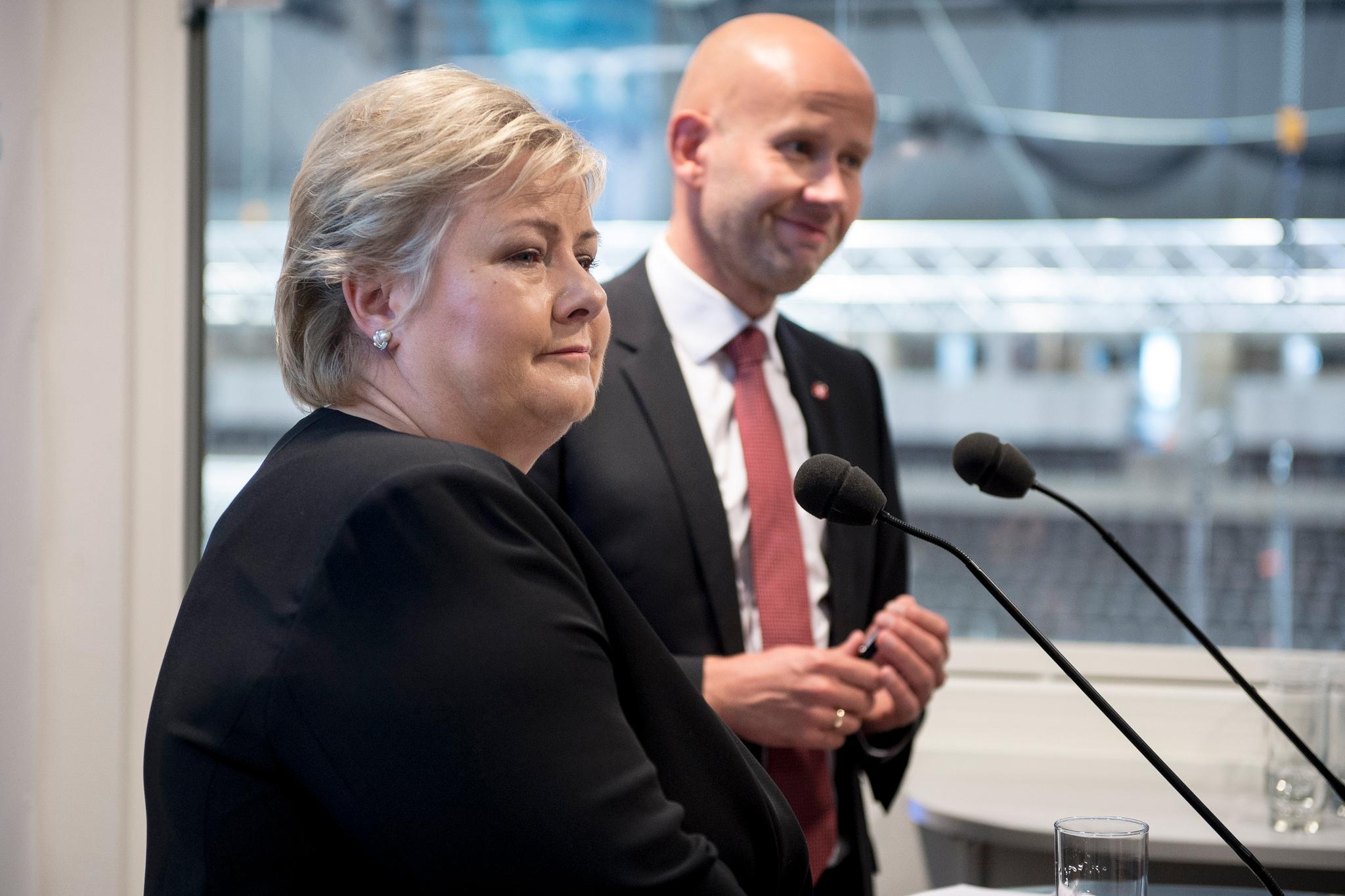 Statsminister Erna Solberg (H) og energiminister Tord Lien (Frp) lytter til kritikken fra opposisjonen og miljøbevegelsen.