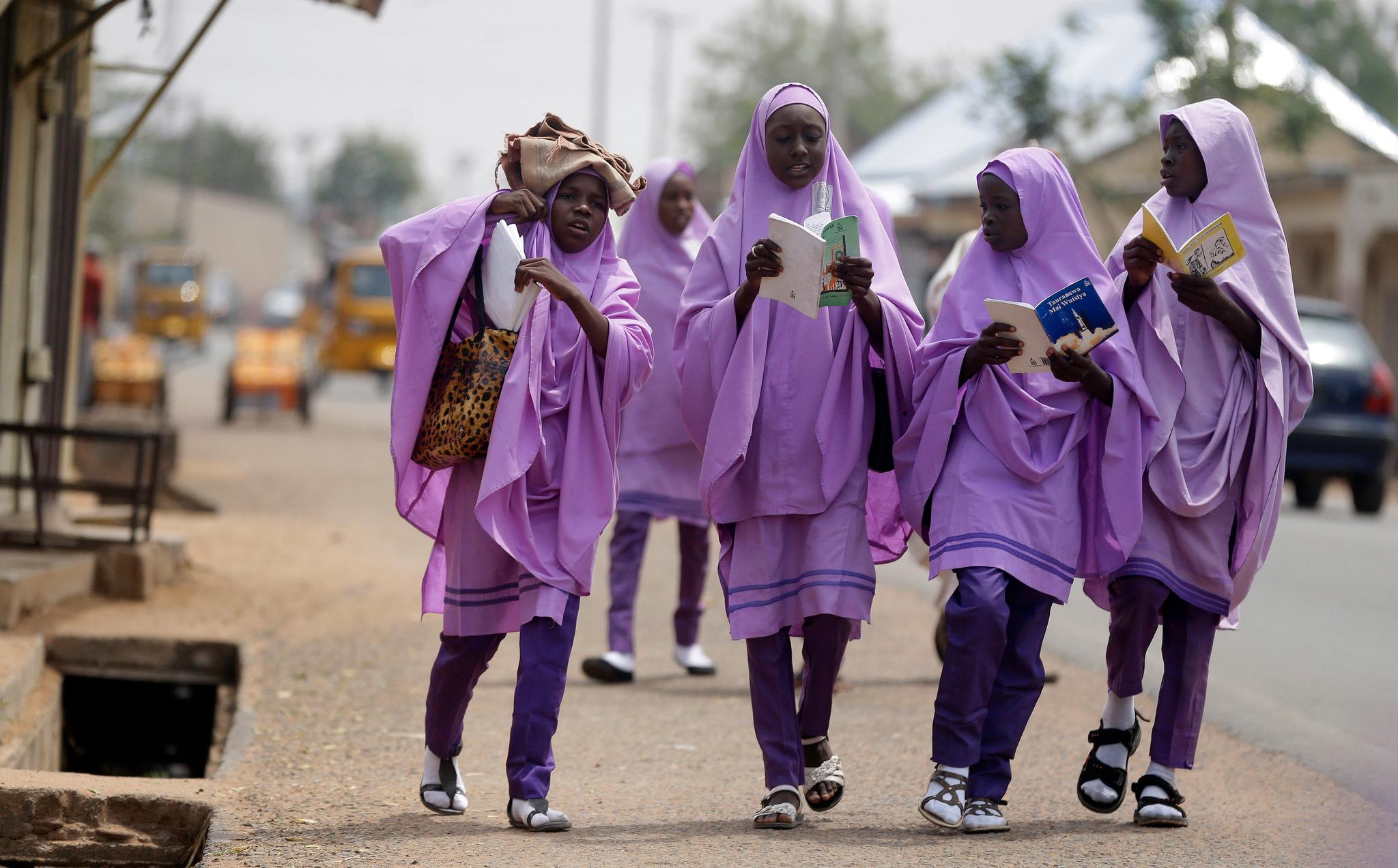 Mange jenter står i fare for å falle ut av utdanningsløpet som følge av pandemien, skriver kronikkforfatterne. Her skolejenter i Nigeria.