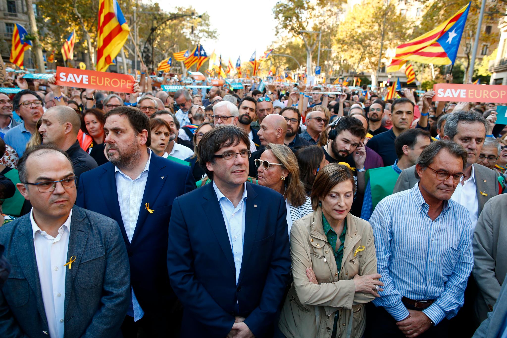 I spissen for den store demonstrasjonen i Barcelona gikk Carles Puigdemont og flere andre katalanske politiske toppfigurer. 