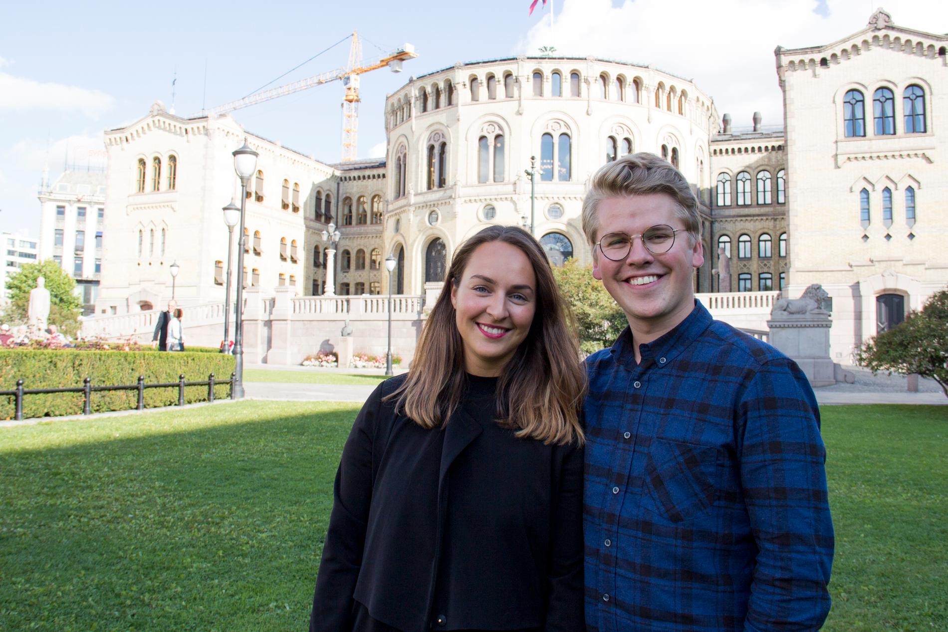 Cecilie Victoria Jensen (26) og Henrik Dale (21) fra Stavanger er kommunikasjonsrådgivere i Høyre. Her jobber de med sosiale medier. 
