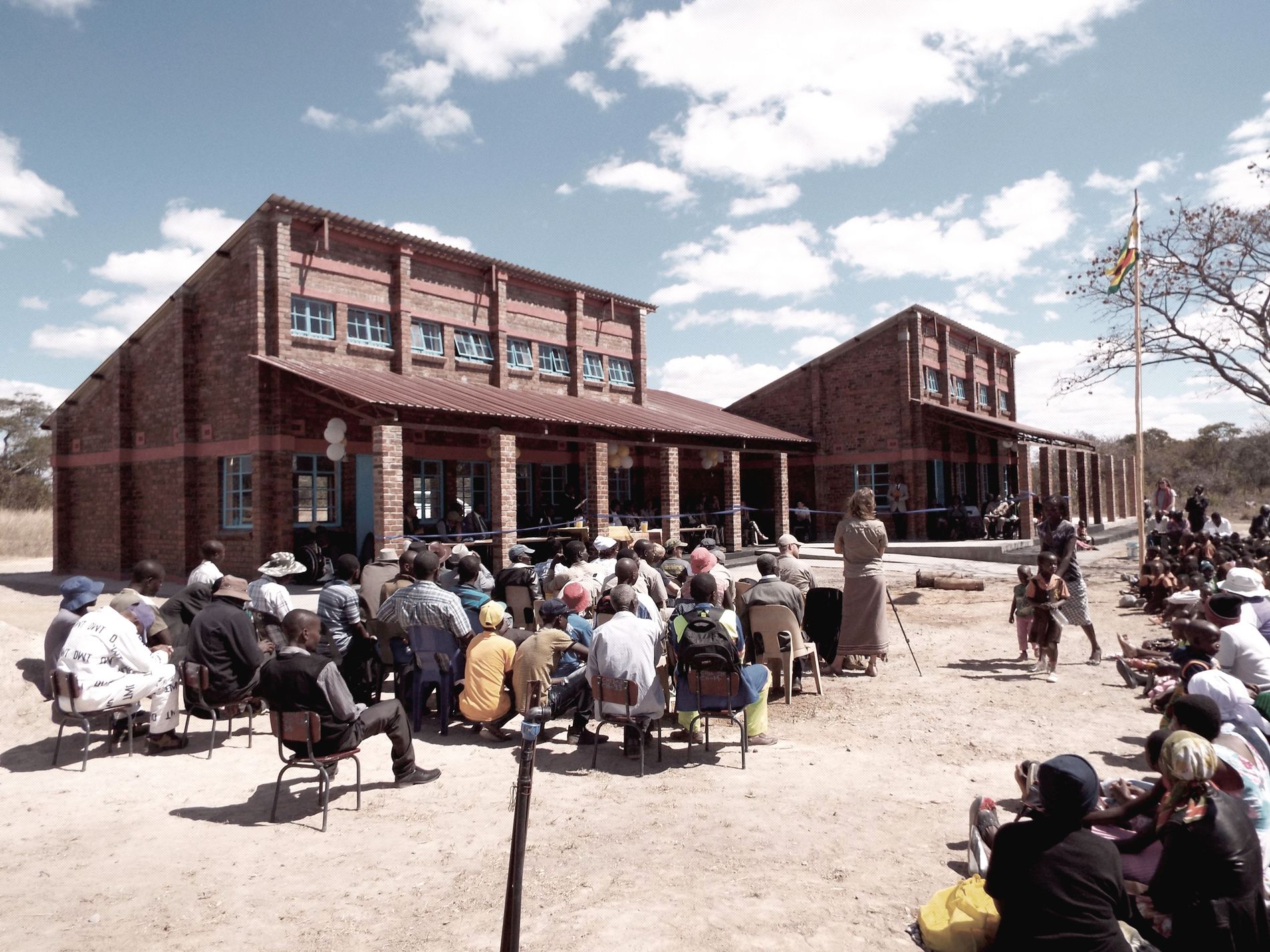 Bilde tatt fra åpningen av den nye skolen i  Chizungu, Zimbabwe.
