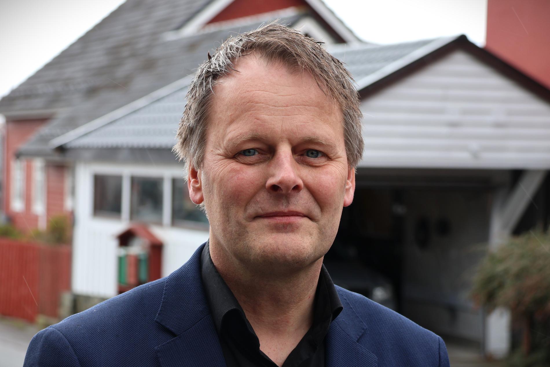 Thor Magnus Rovik representerer australske Fortescue i Norge. På et orienteringsmøte i Kalvåg i Bremanger presenterte han Holmaneset-prosjektet. Planen er å bygge en stor hydrogen- og ammoniakkfabrikk i Svelgen, som blant annet kan forsyne skip med drivstoff.