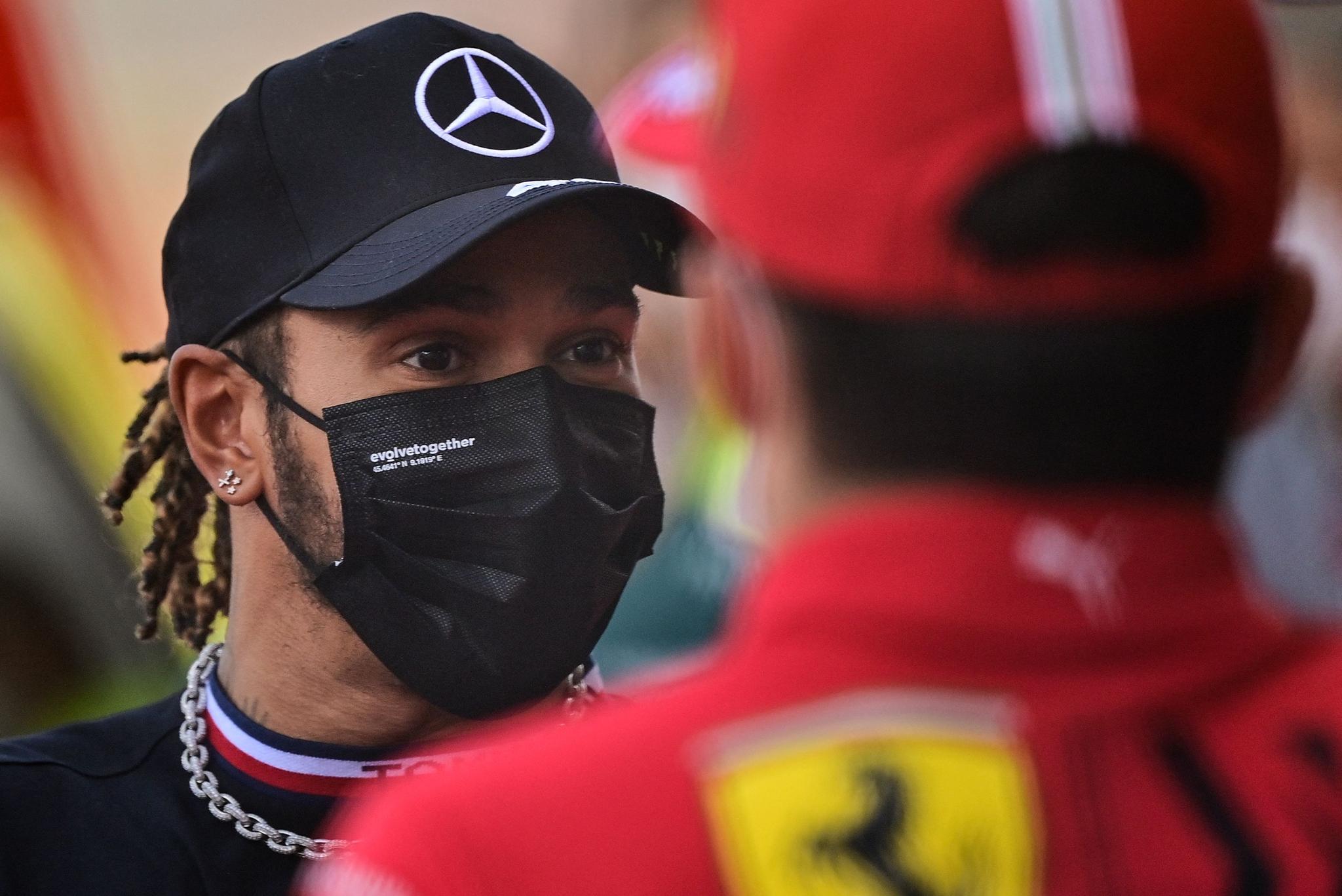 TRØST: Lewis Hamilton var blant de mange som trøstet Charles Leclerc etter at det ble klart at han ikke kunne starte.