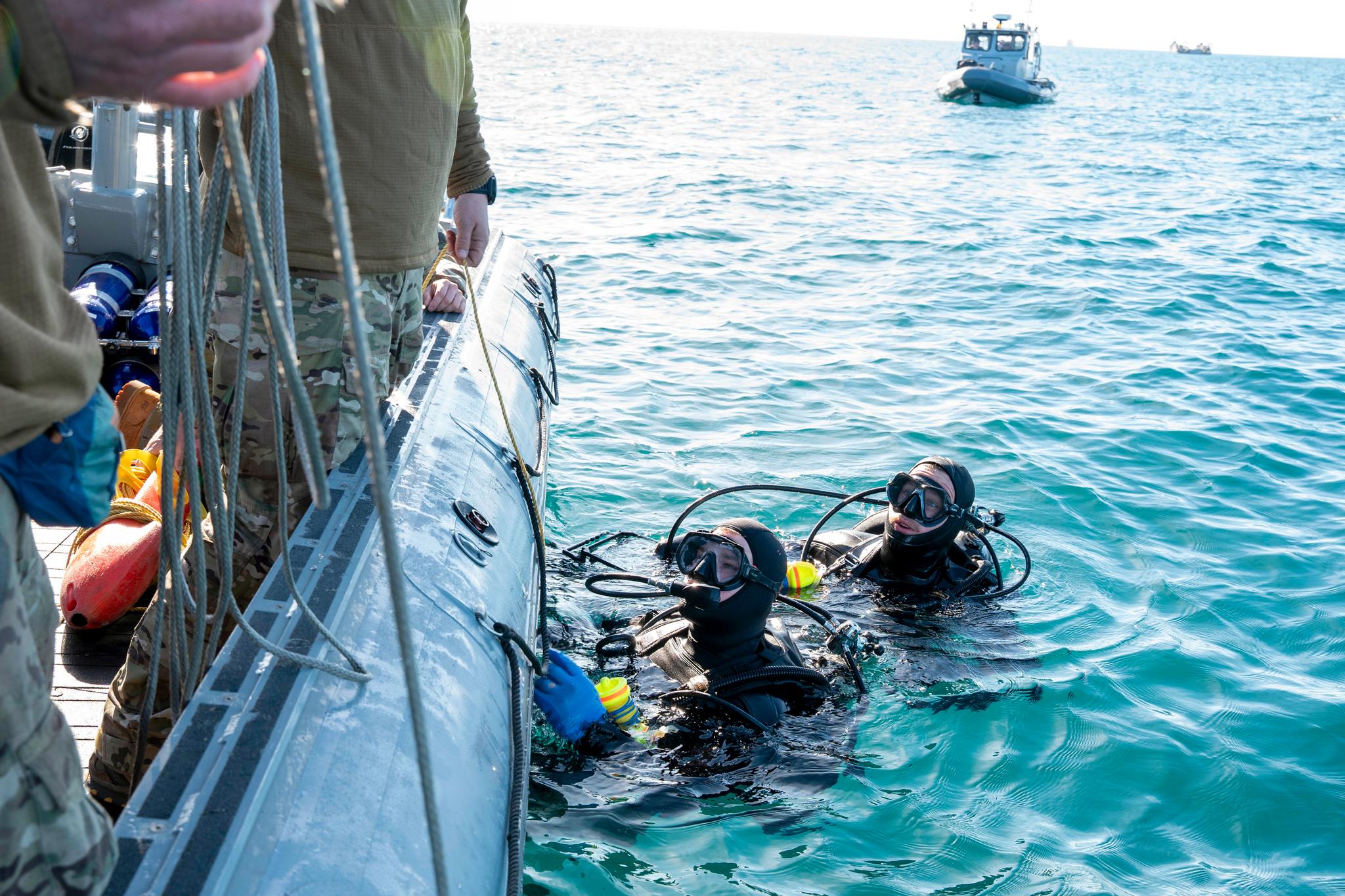 Dykkere fra USAs marine var 7. februar igang med å samle inn vrakdeler fra den kinesiske ballongen som ble skutt ned utenfor kysten av South-Carolina.
