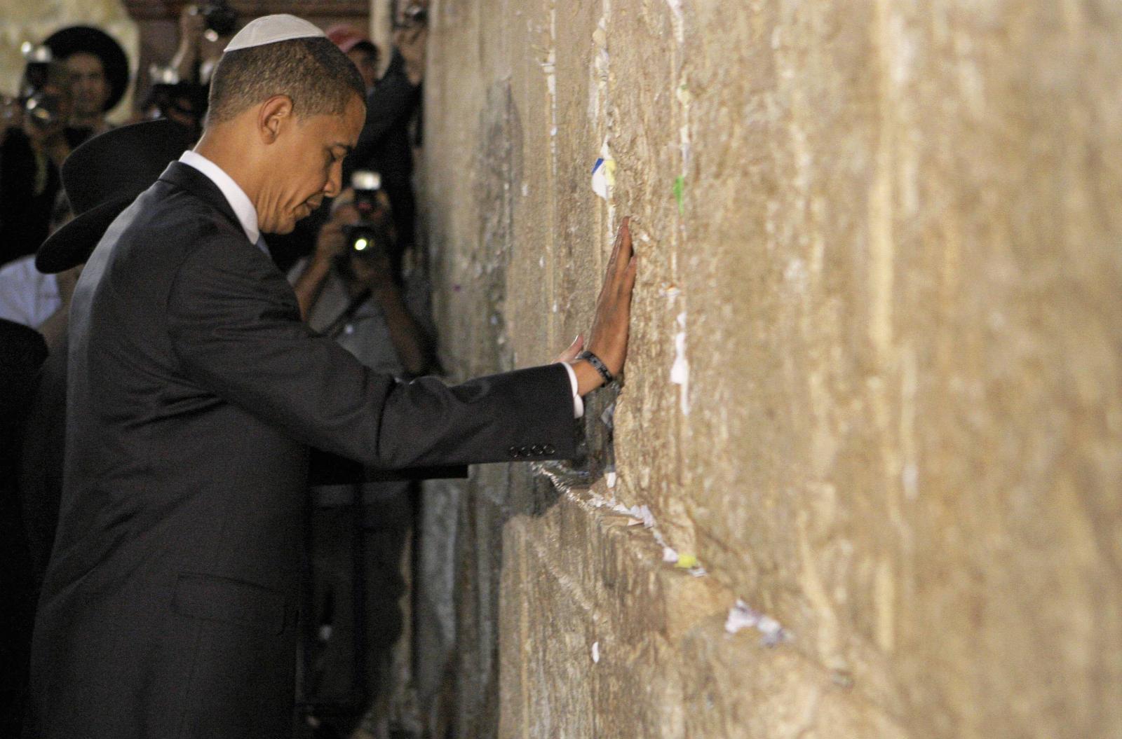 Juli 2008: Presidentkandidat Barack Obama besøkte Israel og ba ved klagemuren.