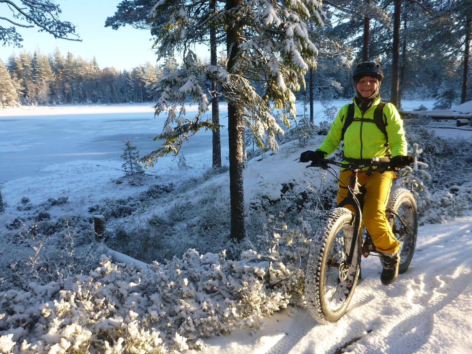 - Fatbike gir meg mulighet til å sykle i skogen om vinteren, sier Lena Øverbye på tur i Romeriksåsen. - Vi tar hensyn og holder oss til stier eller scooterløyper.