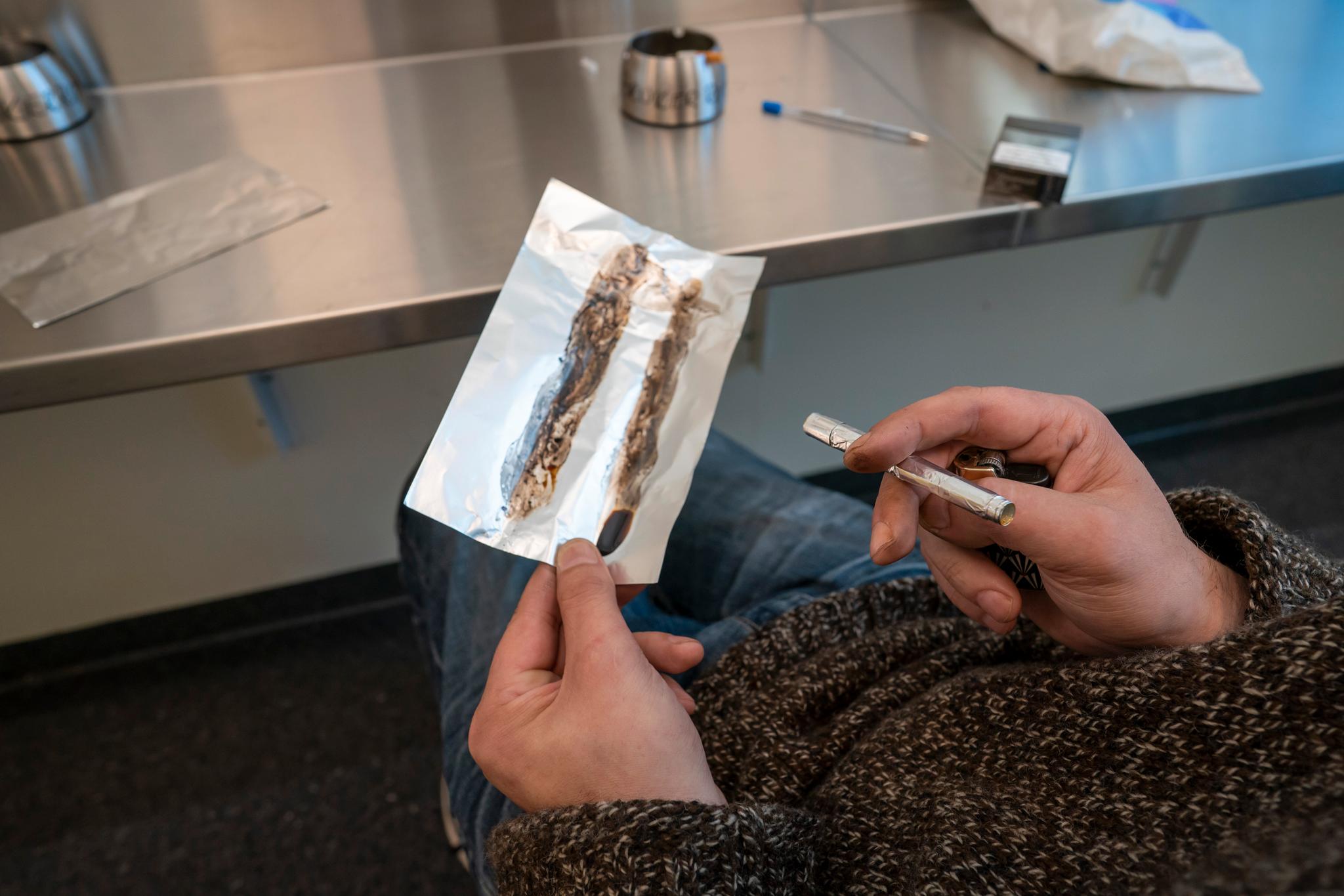 Det har vært hevdet at en avkriminalisering vil bidra til lavere overdosetall. Det er lite som tyder på at dette er en sannsynlig konsekvens, skriver innleggsforfatterne. Bildet er fra det såkalte heroinrøykerommet i Oslo. 