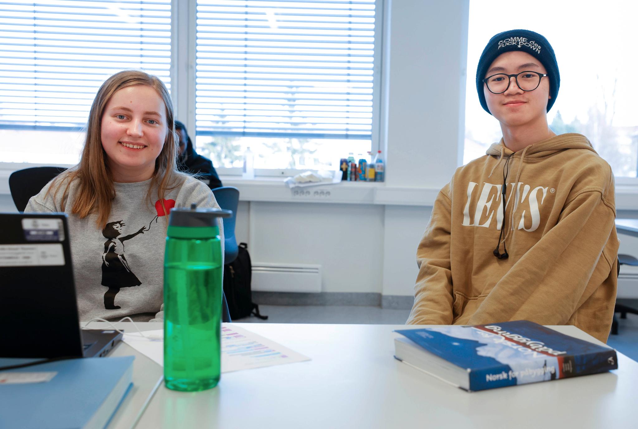 Pernille Strand Thoresen og Kevin Lu ved Etterstad videregående skole er blant elevene som mandag fikk beskjed om at skriftlig eksamen avlyses.