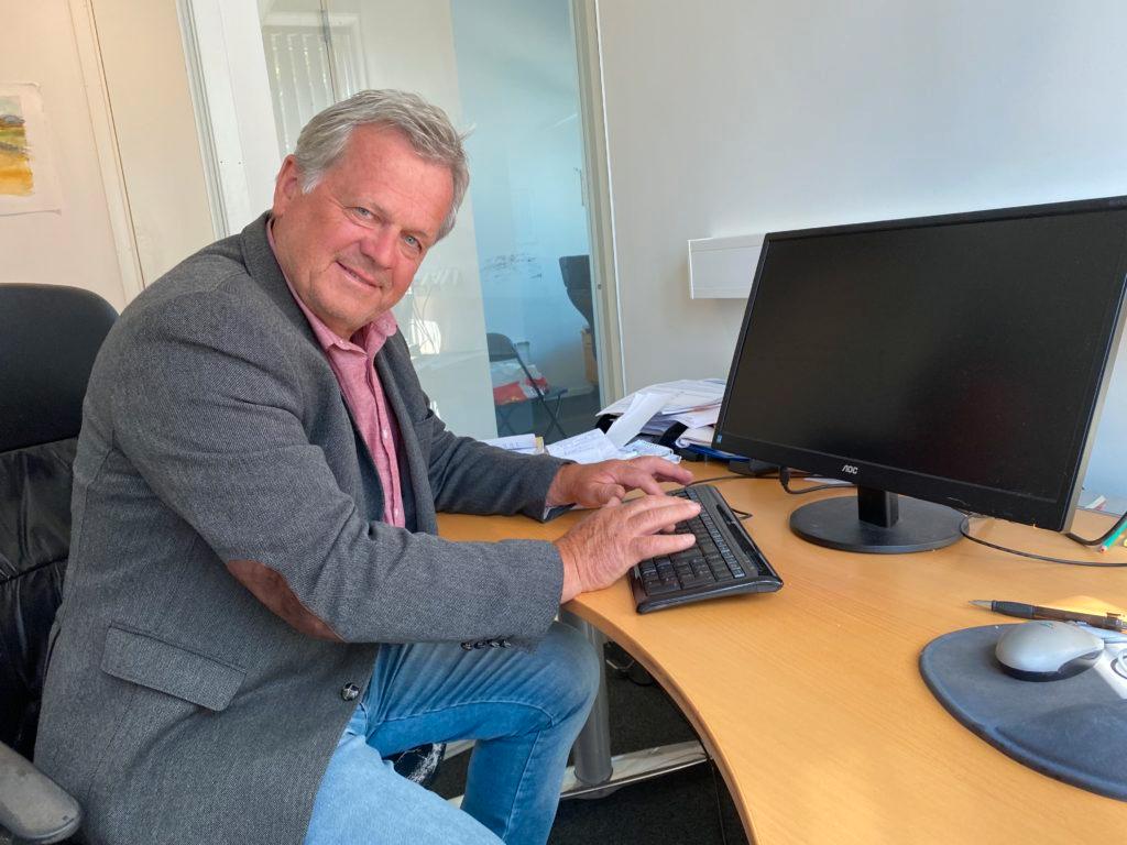  Jon Asgaut Flesjå i kjent positur på kontoret, klar for ein ny artikkel. 
