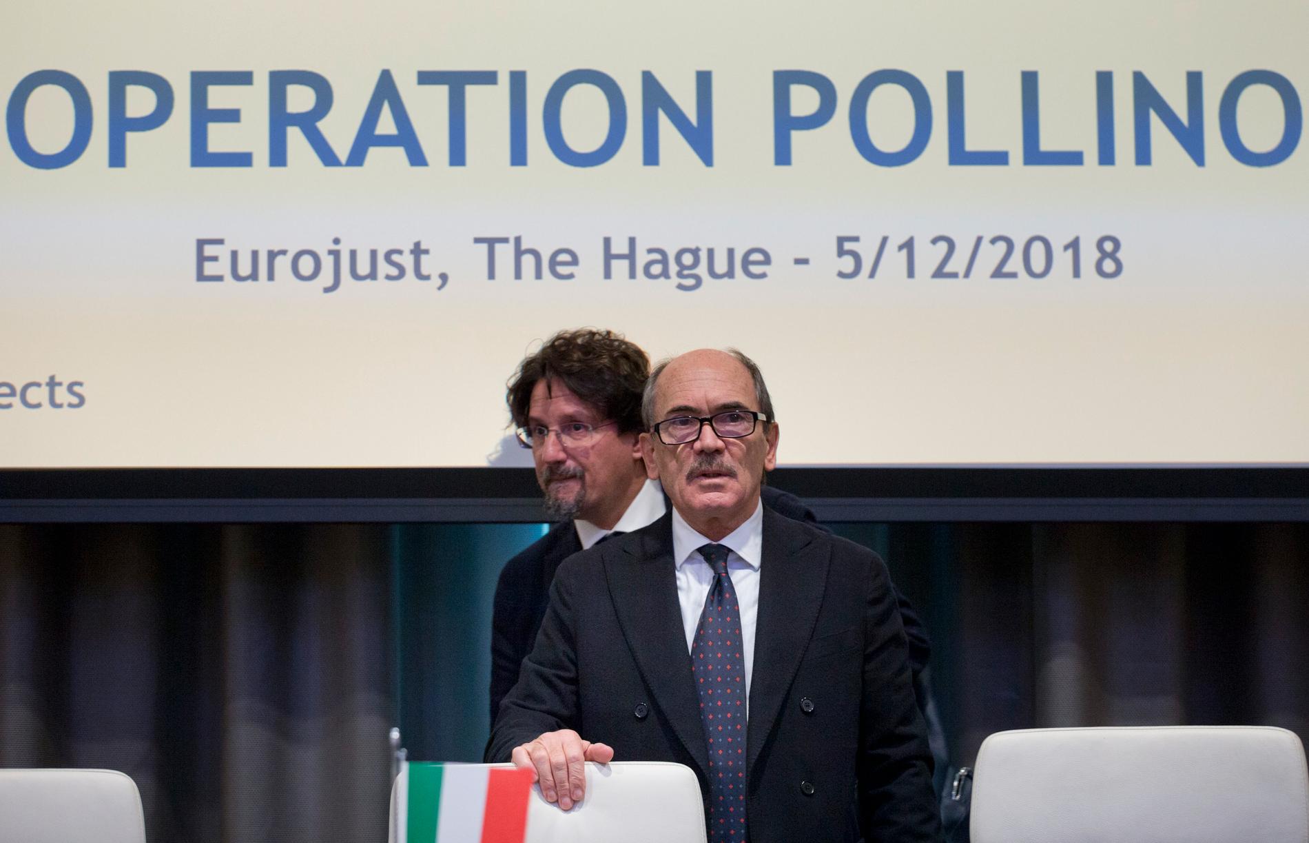 Federico Cafiero De Raho (til høyre), som leder den italienske påtalemyndighetens kamp mot mafia, og Giovanni Bombardieri, som er påtaleansvarlig i Reggio Calabria, deltok på Eurojusts pressekonferanse i Haag onsdag. Foto: AP / NTB scanpix
