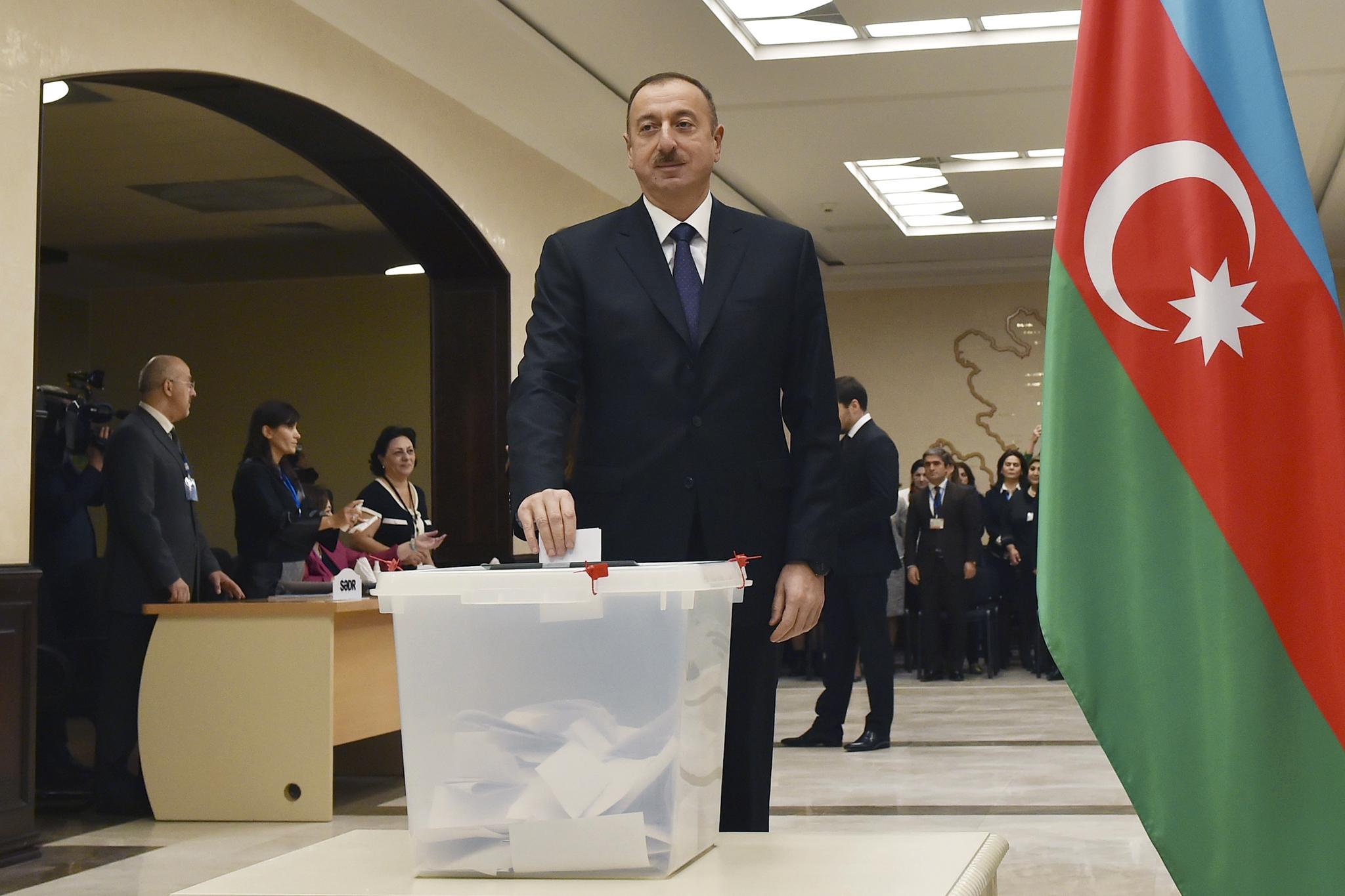Aserbajdsjans president Ilham Alijev avgir stemme i parlamentsvalget i 2015. Ifølge OSSE har valgene i det oljerike landet vært preget av utbredt fusk og fanteri, mens Europarådets parlamentarikere har derimot hevdet at de har vært "frie og rettferdige".