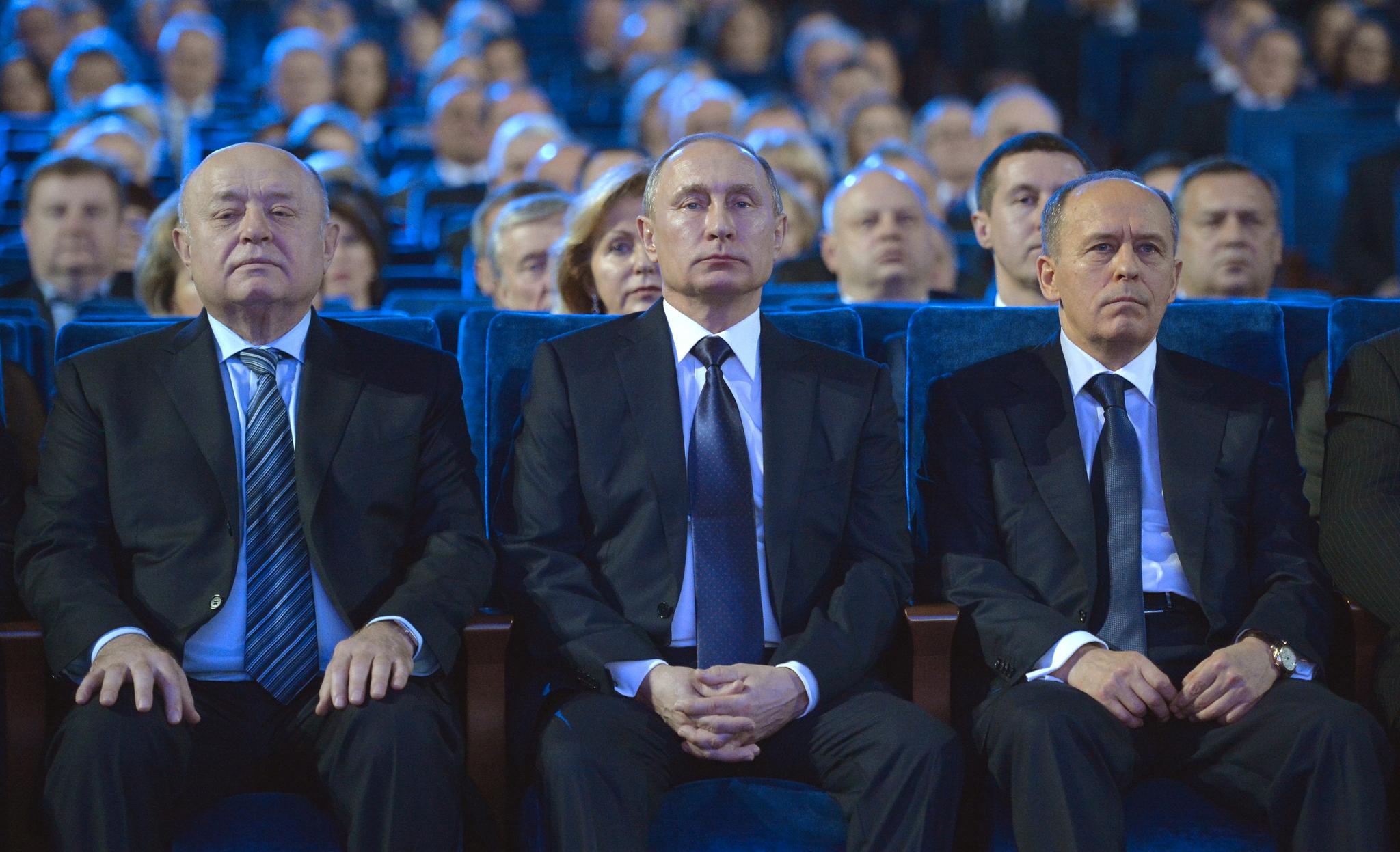 FSB-sjef Aleksandr Bortnikov (t.h.) sammen med Russlands president Vladimir Putin (i midten) og etterretningssjef Mikhail Fradkov (t.v.) under en konsert i Moskva 29. desember 2015.