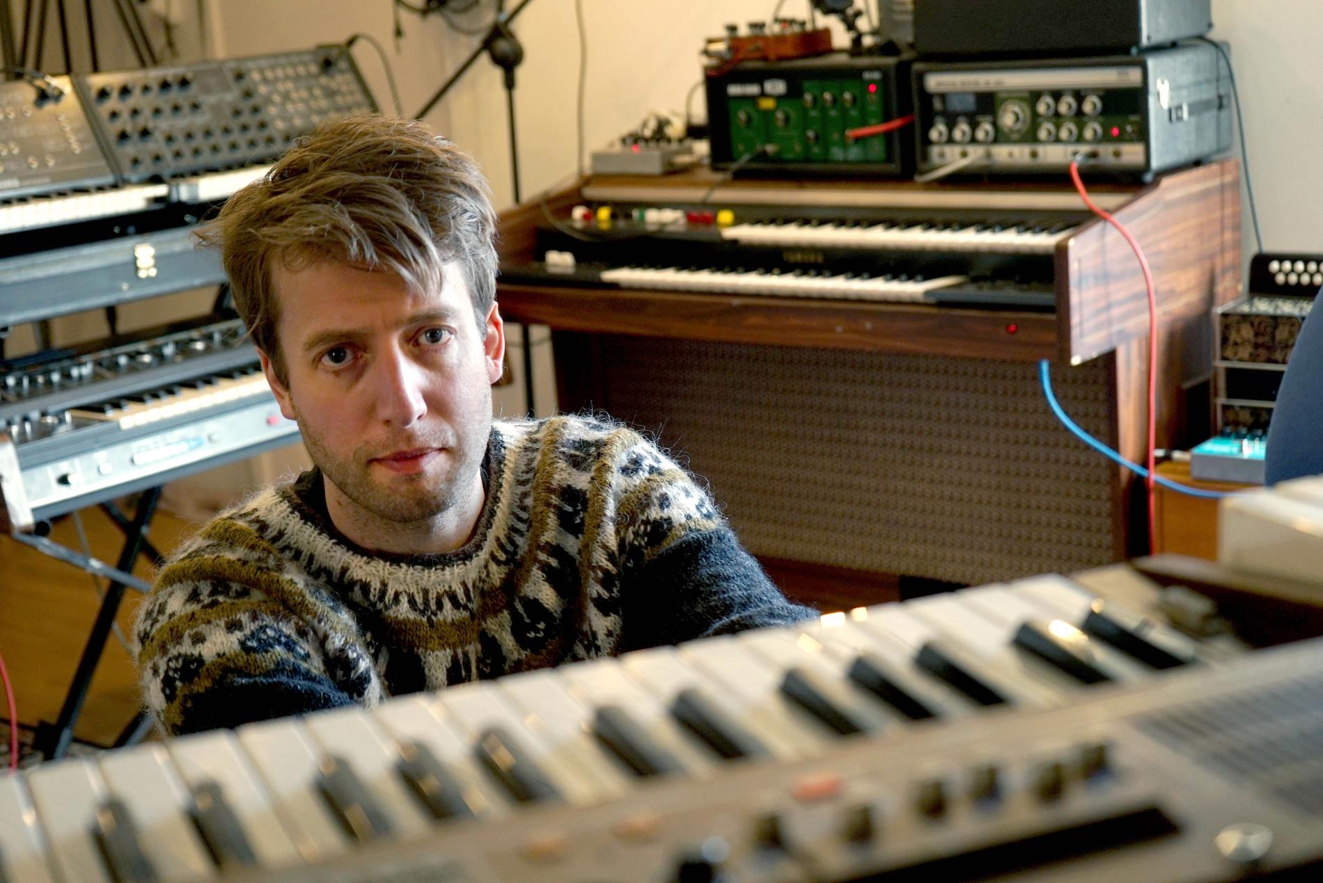 Arne Mathisen har laget «Rural Tapes», som også er navnet på soloprosjektet hans, i studioet han har innredet i en tidligere låve i Grimstad. 