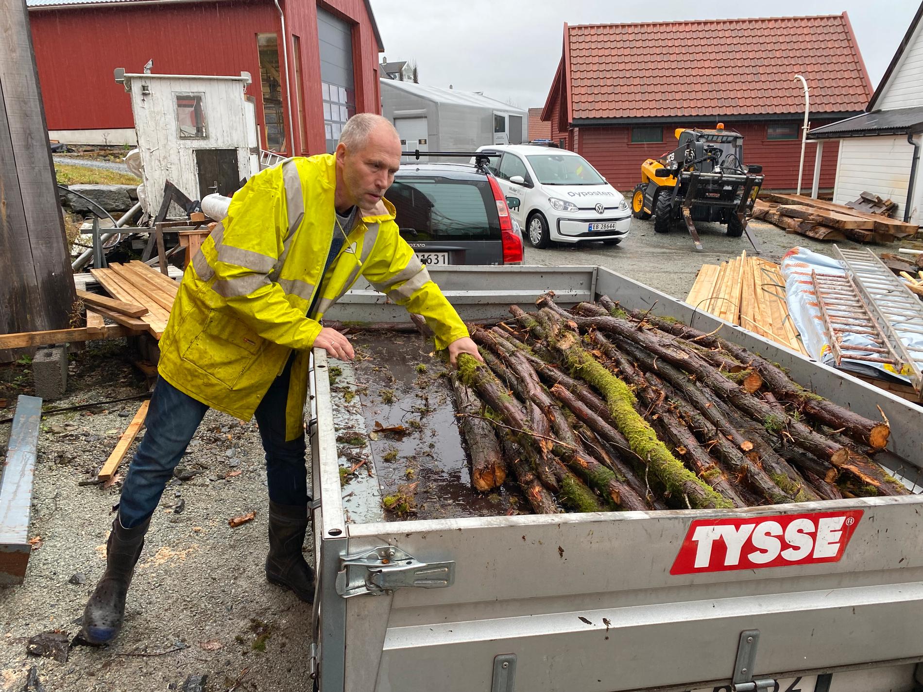 Svein Myklebust var på Finnøy med eit heilt lass med brakjestokkar som skal brukast til trenaglar i skroget på «Svanå»