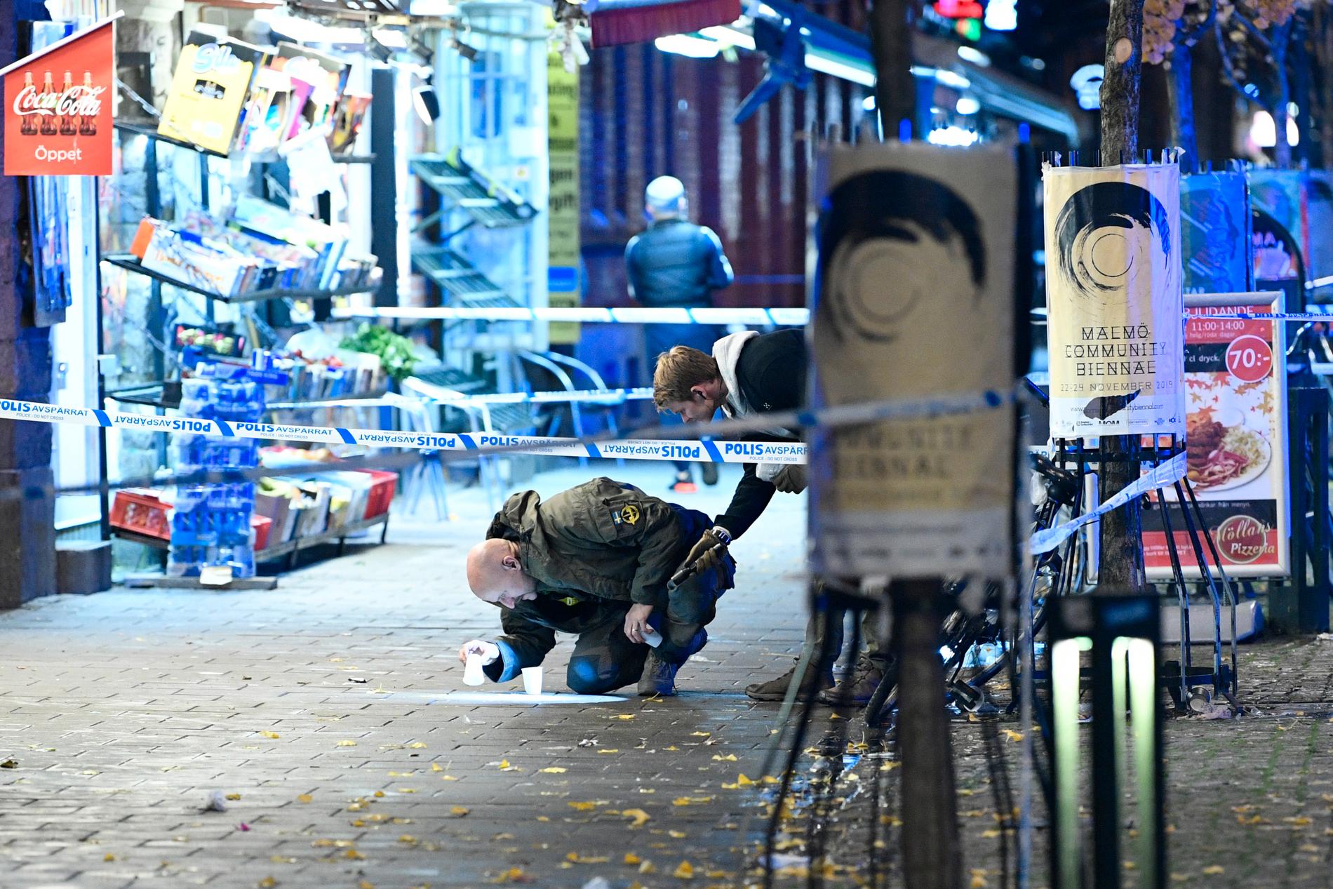 ÅSTEDET: Politi undersøker åstedet for skytingen på Möllevångstorget i Malmö der to personer ble skutt. 