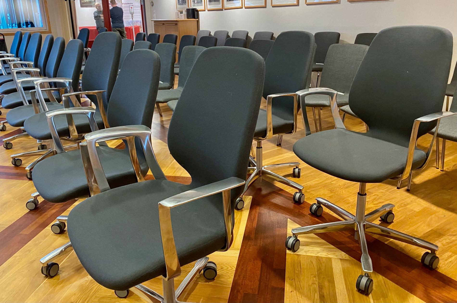 Det er satt ut ekstra stoler og fra 20 kan man ta 40 tilhørere til kveldens møte.