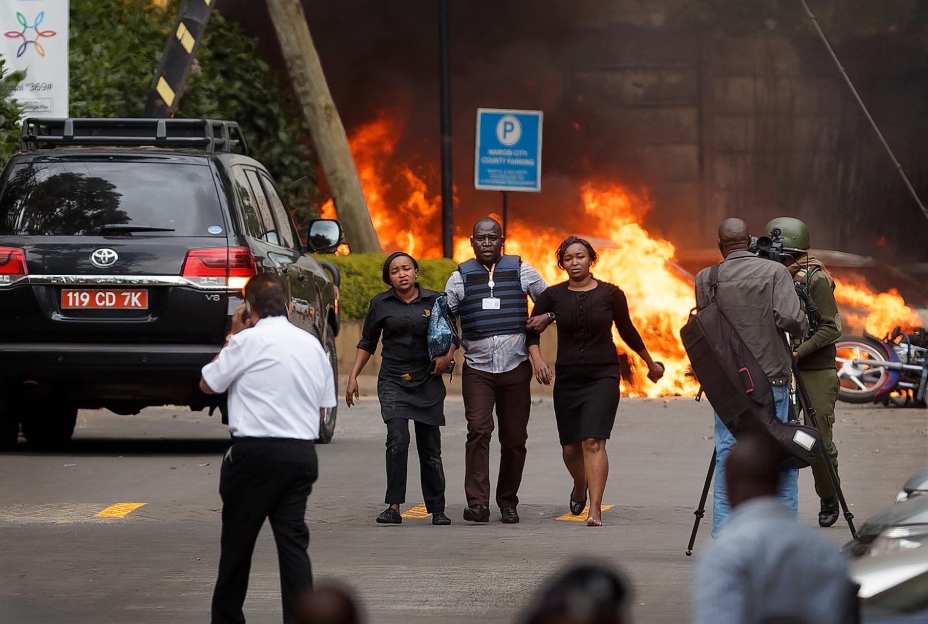 FLYKTER: Mennesker flykter fra åstedet etter et angrep mot et hotell i Nairobi. 