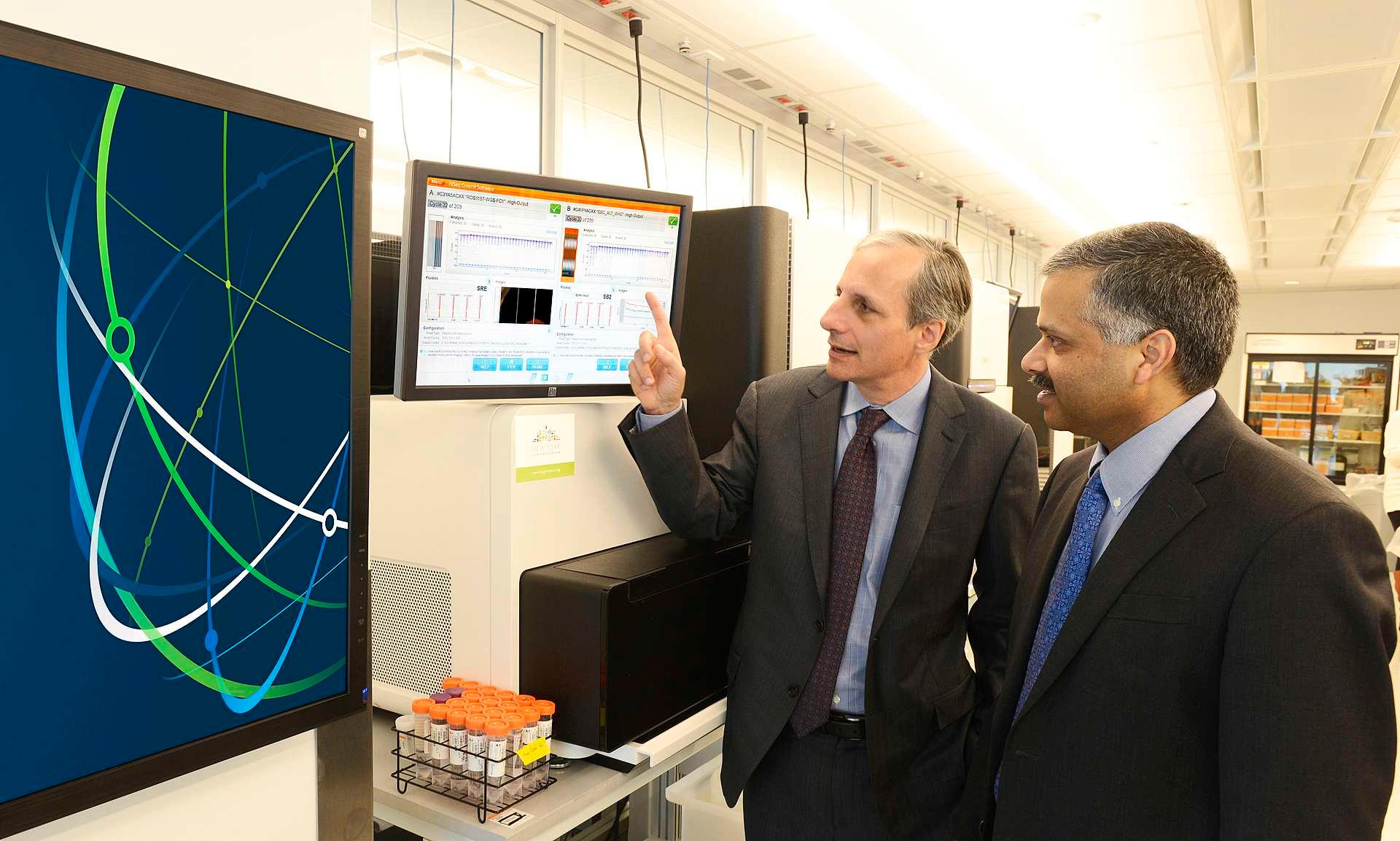 Dr. Robert Darnell (til venstre), administrerende direktør i New York Genome Center og Dr. Ajay Royyuru , direktør for IBM Computational Biology Senter diskuterer hvordan IBMs Watson vil brukes for å skape mening i store mengder genetisk data og medisinsk informasjon, for å identifisere personlige behandlinger for kreftpasienter.