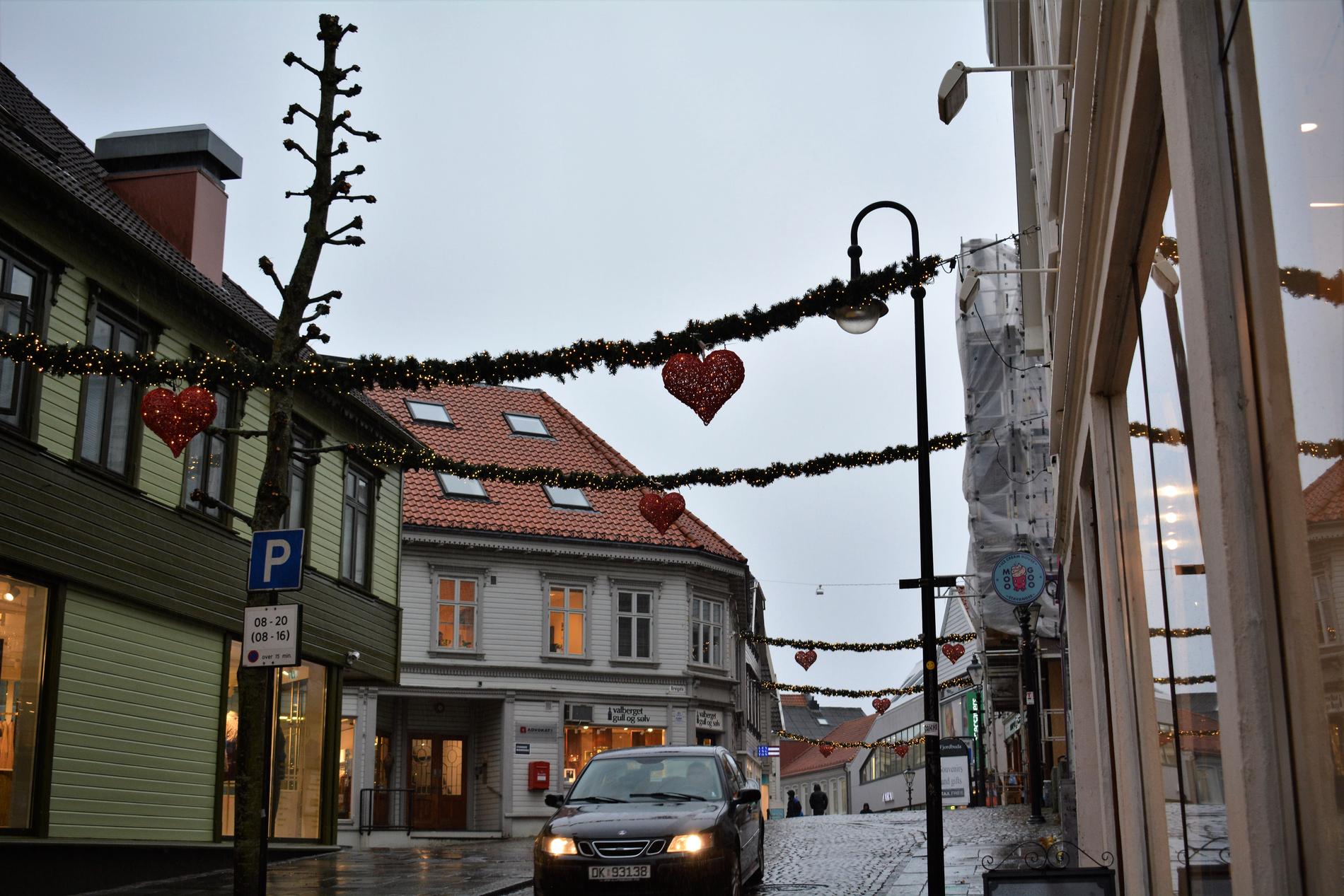 I Stavanger henger julepynten klar. I utgangspunktet skulle ikke lysene tennes før 23. november, men de ble stående på etter montering. Det har folk vært positive til.