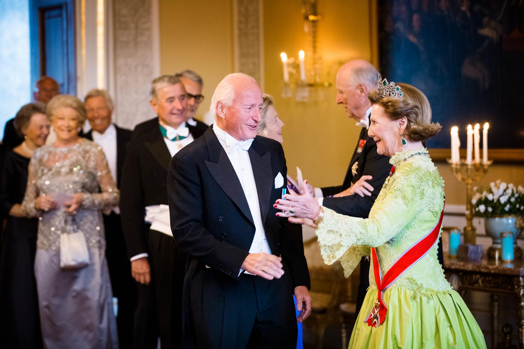 Prislappen for gallamiddagen på Stortinget er ikke kjent. Her tar dronning Sonja mot eiendomsinvestor Christian Ringnes.