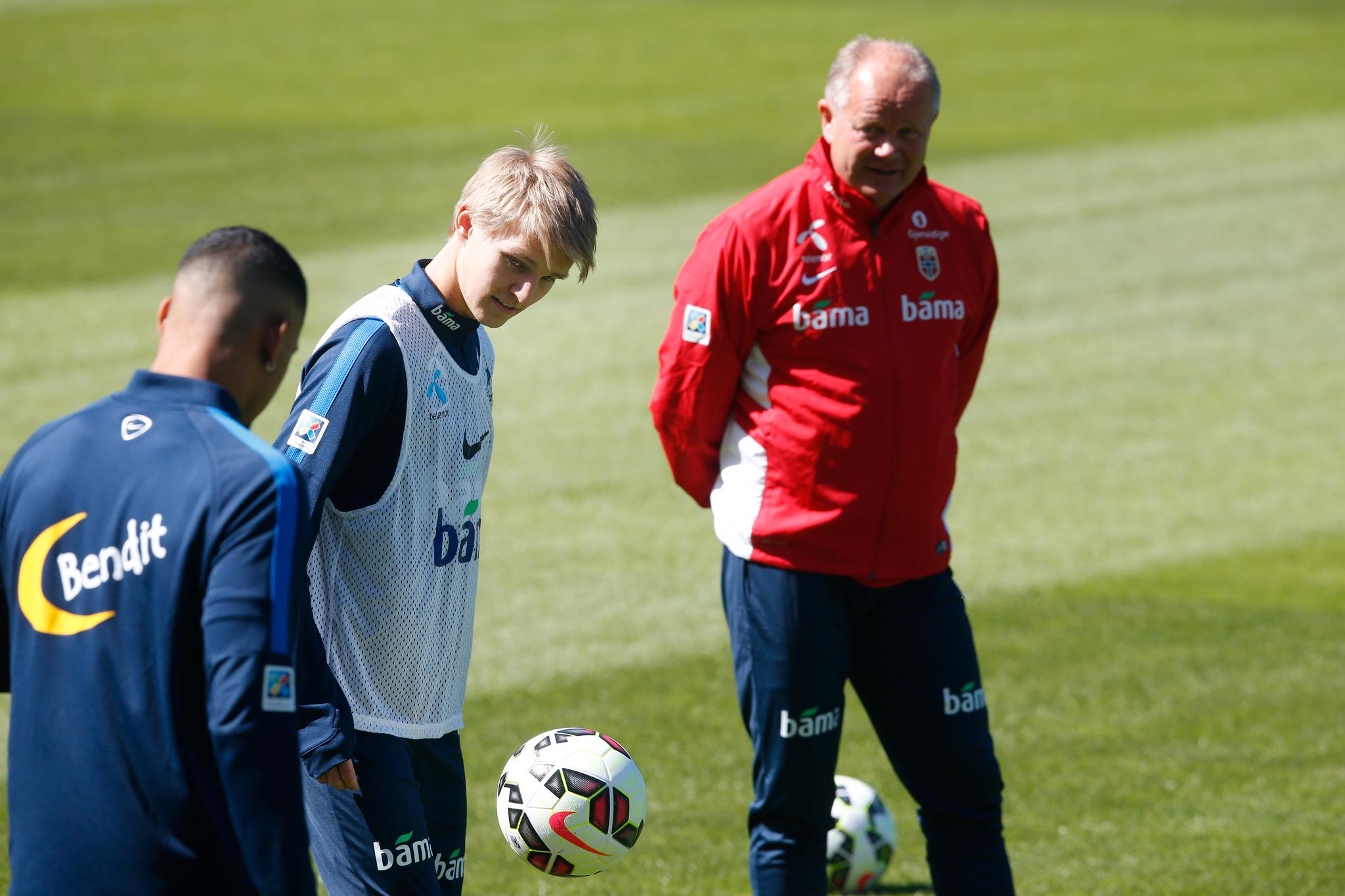 Martin Ødegaard og Per Mathias Høgmo under landslagets trening på Ullevaal onsdag.