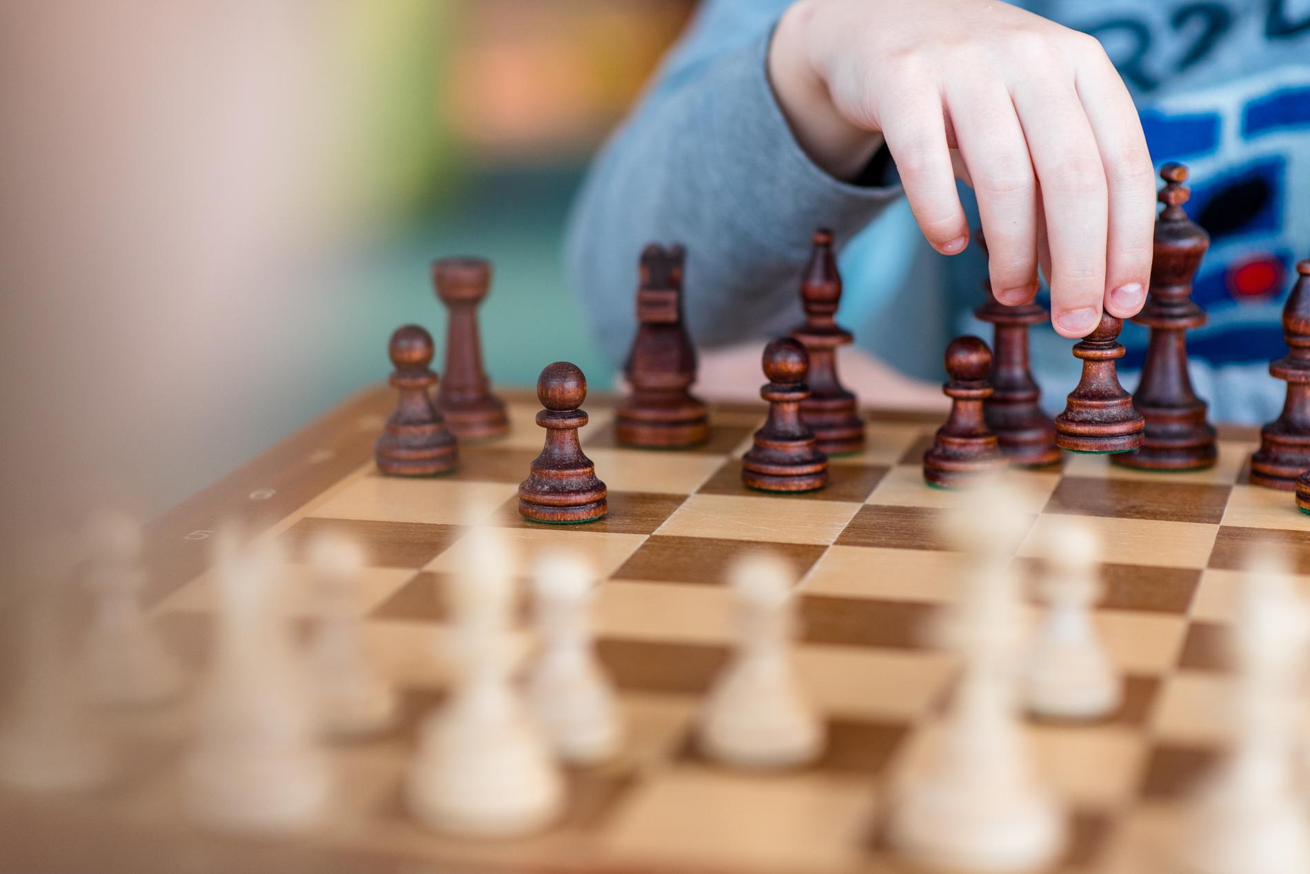 Et pent sjakkbrett kan stå framme - og da er det lettere å ta det i bruk også!