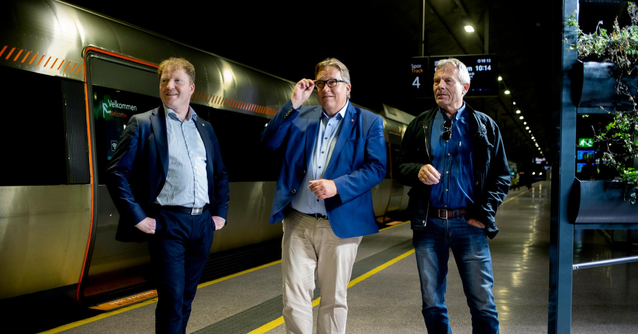 De vil stoppe konkurransen om jernbanen rundt Oslo. Sigbjørn Gjelsvik (Sp), Sverre Myrli (Ap) og Arne Nævra (SV) fotografert på Nationaltheatret stasjon i juli 2020.