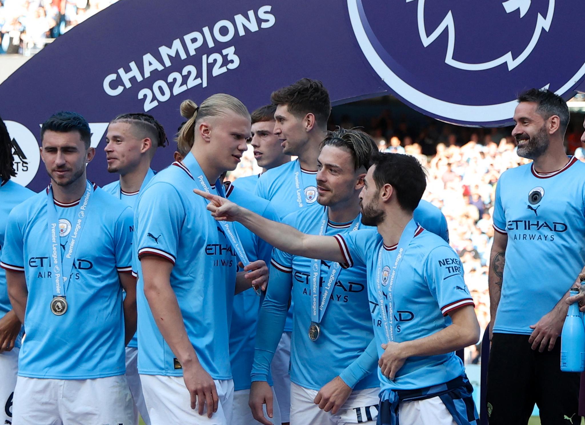  Erling Braut Haaland, Bernardo Silva (foran, pekende) og resten av Manchester City feirer Premier League-tittelen forrige sesong – deres første av tre trofeer.